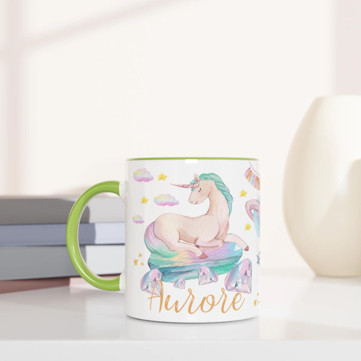 Tasse personnalisée avec licorne et nuage pastel scintillant, intérieur vert, un cadeau original et enchanteur.