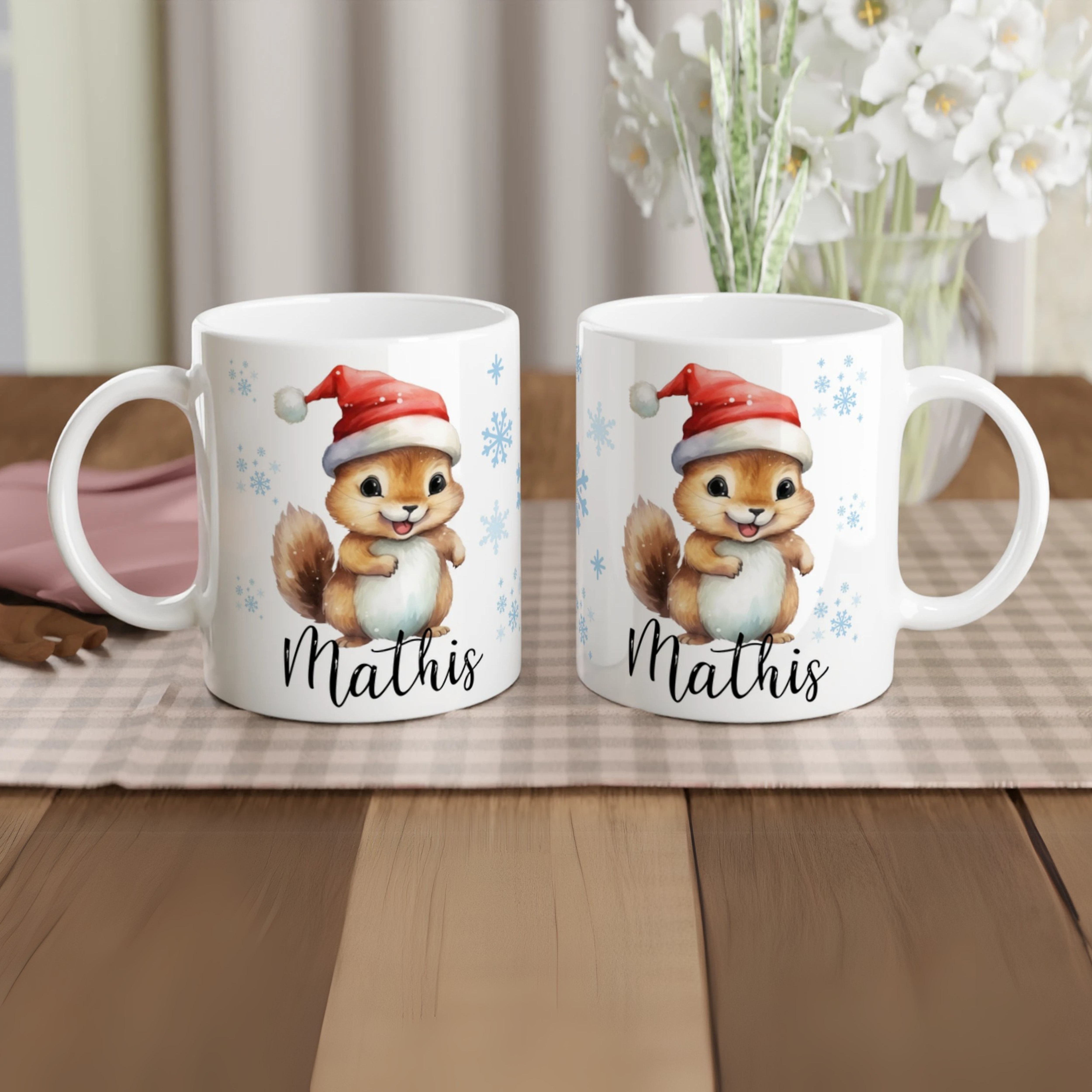 Mug personnalisé tout blanc avec un adorable écureuil portant un bonnet de Noël, décoré de flocons de neige, parfait pour un cadeau festif.