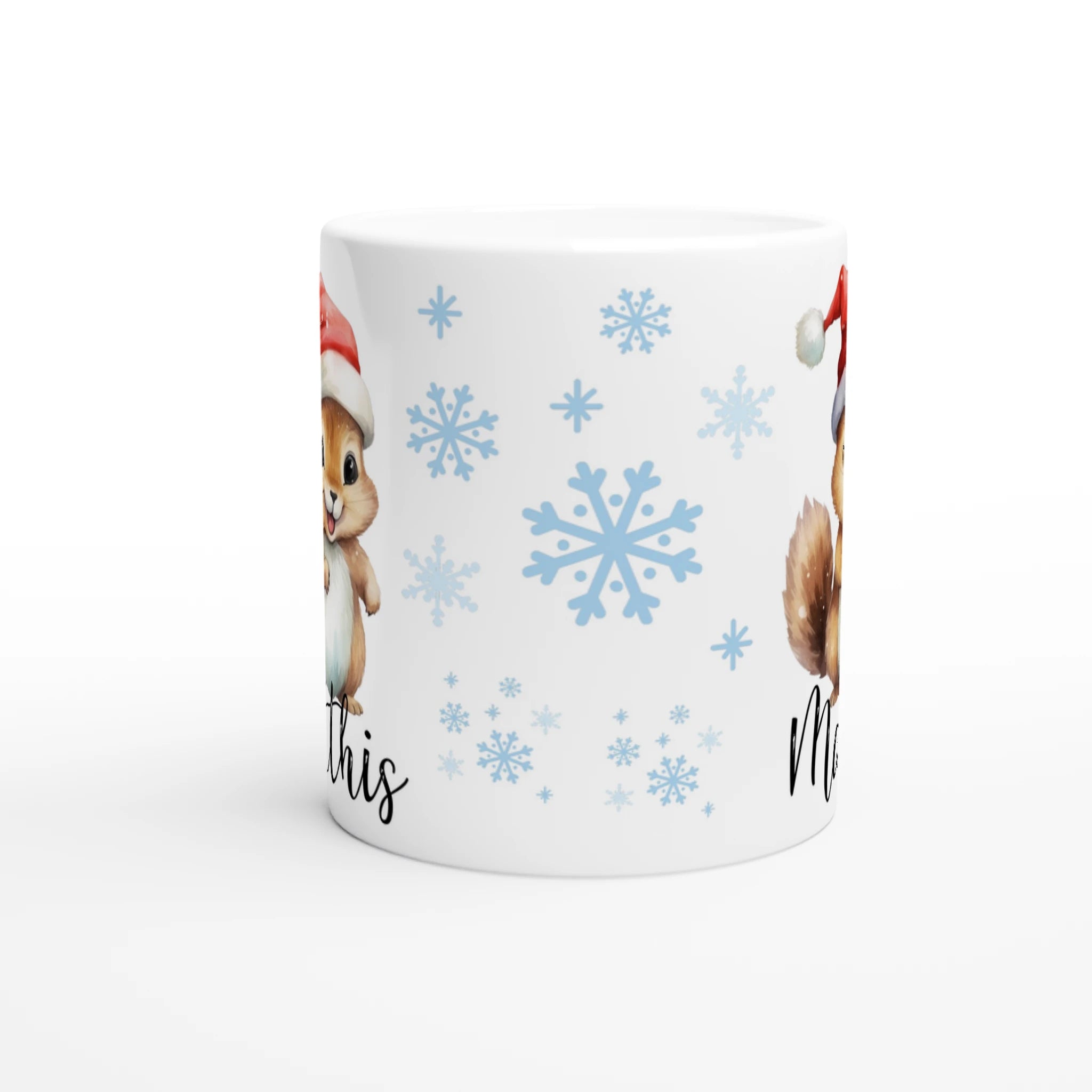 Mug personnalisé tout blanc avec un adorable écureuil portant un bonnet de Noël, décoré de flocons de neige, parfait pour un cadeau festif.