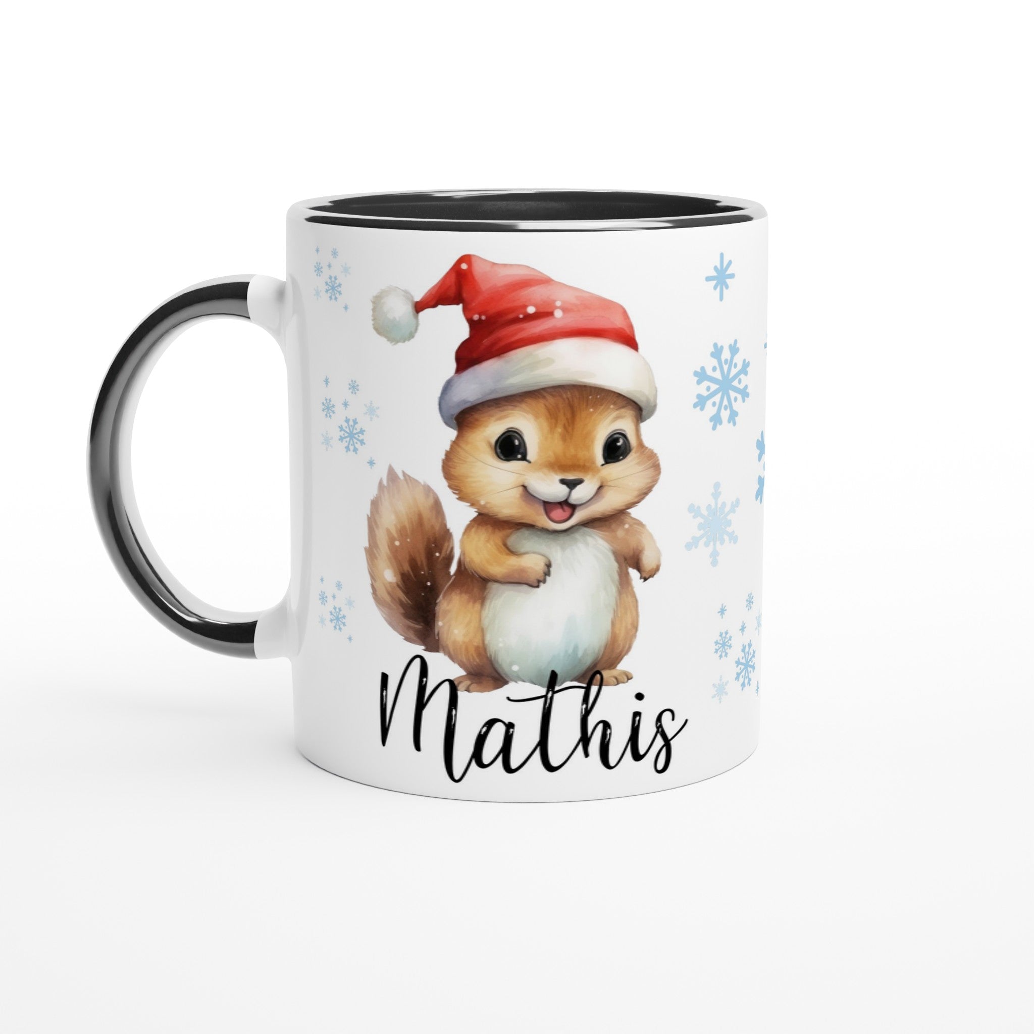 Mug personnalisé avec un écureuil de Noël entouré de flocons, intérieur noir, un contraste élégant pour célébrer les fêtes avec style.