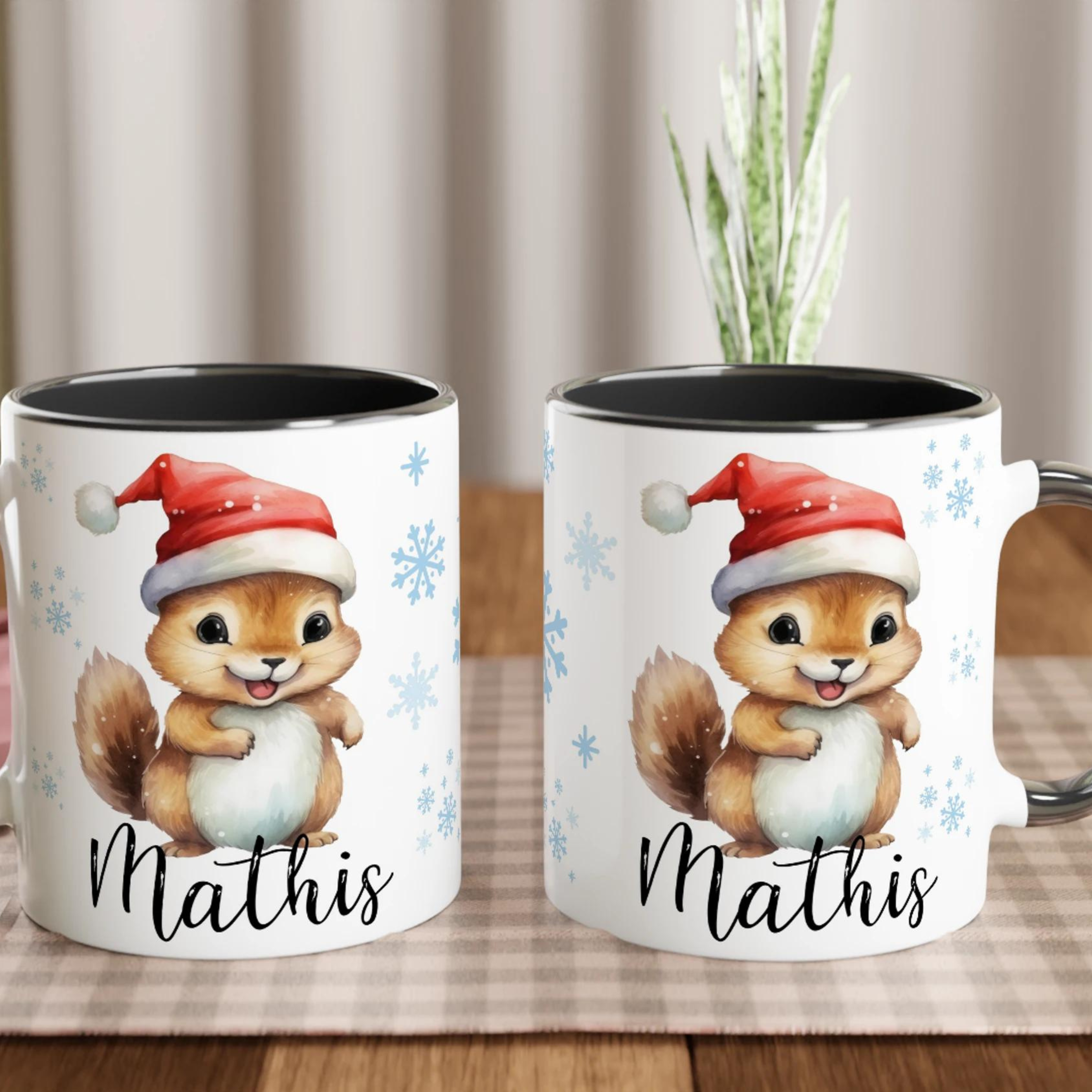 Mug personnalisé avec un écureuil de Noël entouré de flocons, intérieur noir, un contraste élégant pour célébrer les fêtes avec style.