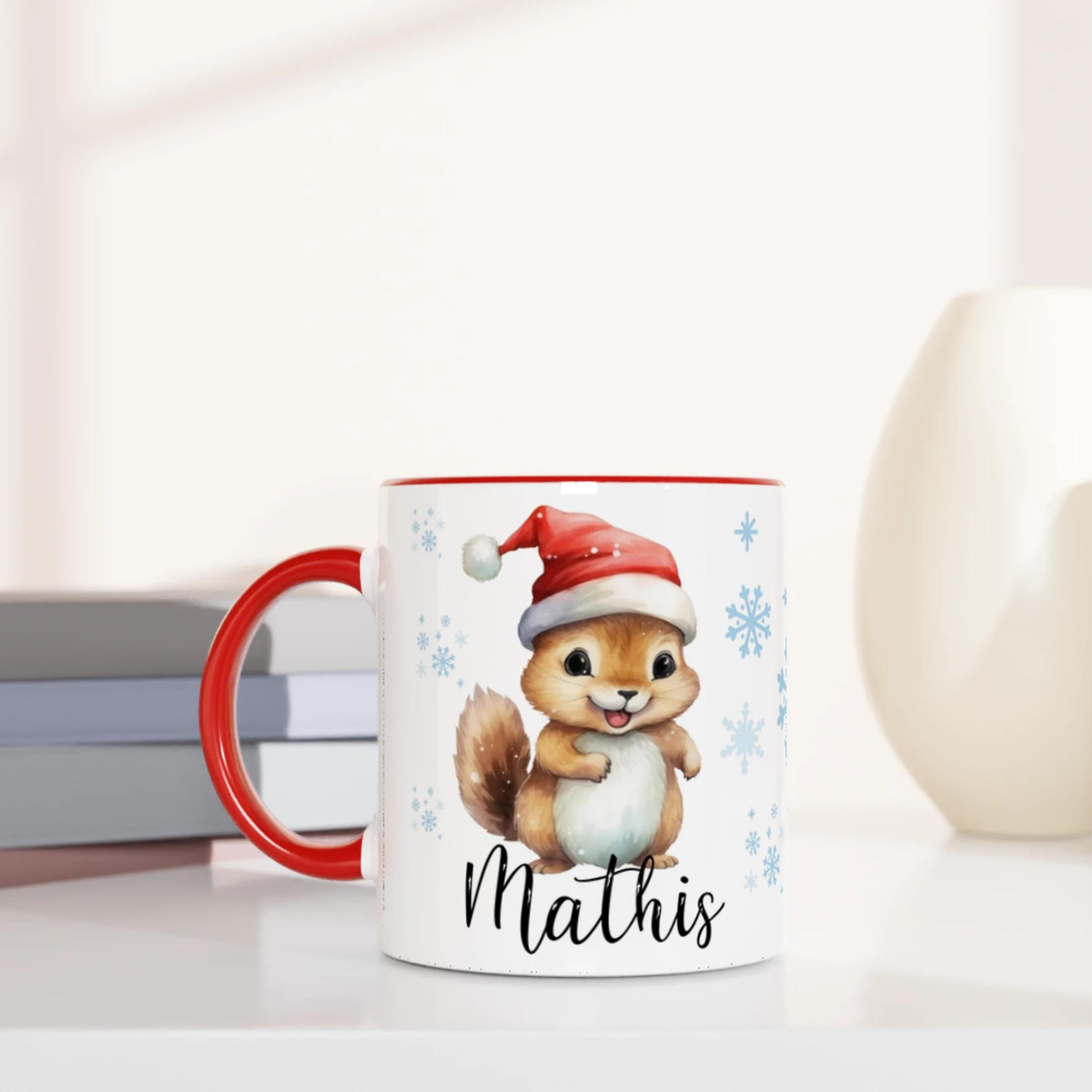 Tasse de Noël personnalisée avec un écureuil joyeux en bonnet rouge, intérieur rouge, idéal pour une ambiance chaleureuse et festive.