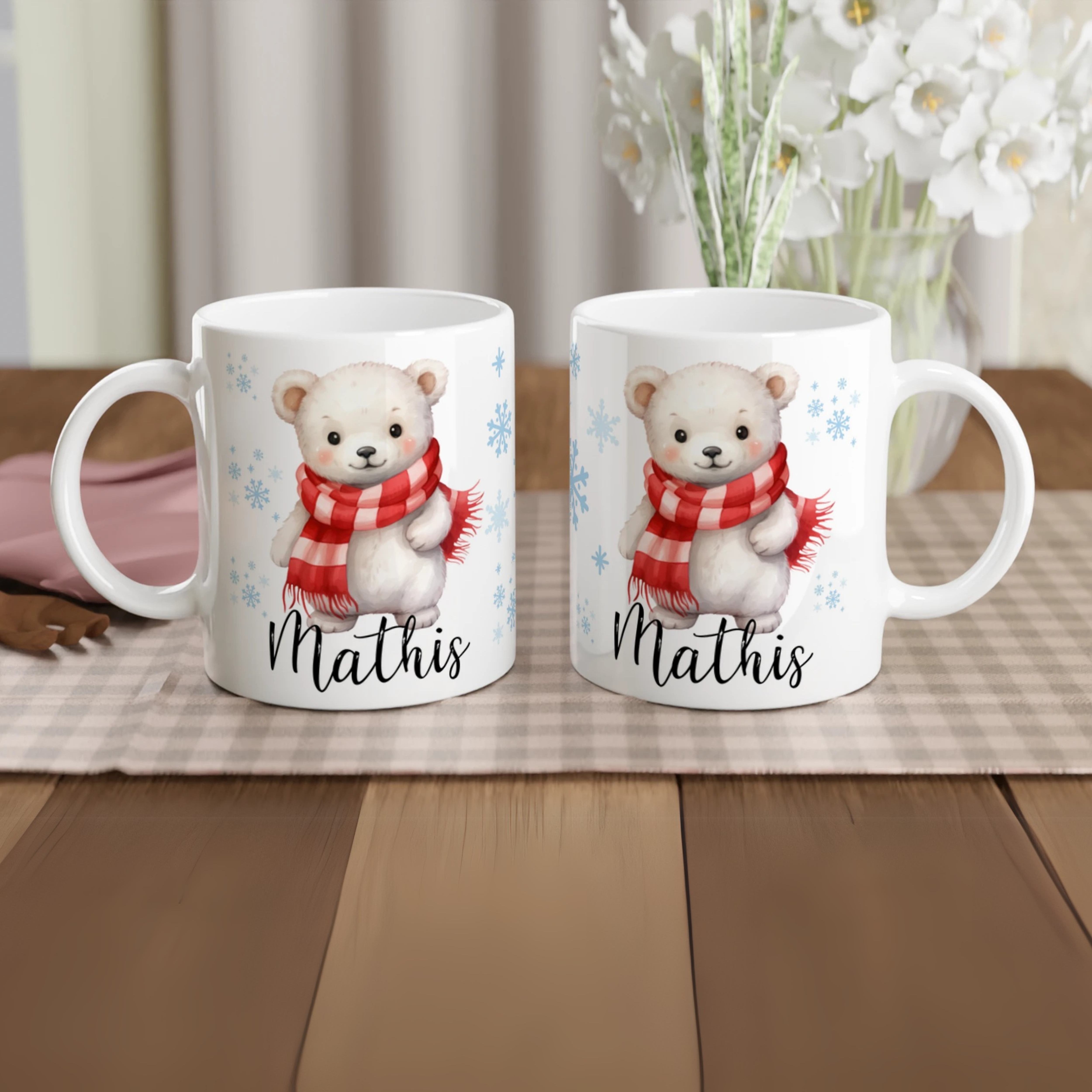 Mug personnalisé avec un adorable ours polaire en écharpe rouge et décor de flocons, parfait pour un cadeau de Noël chaleureux.