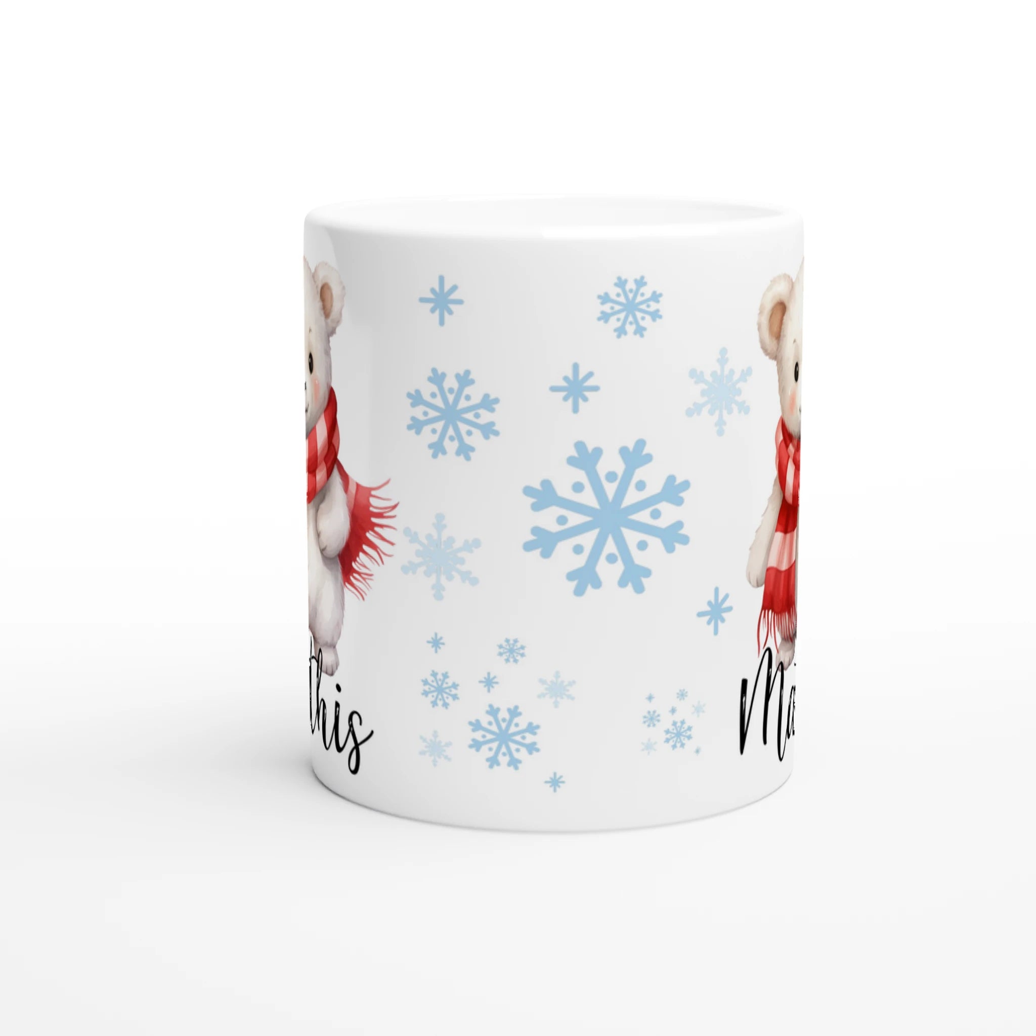 Mug personnalisé avec un adorable ours polaire en écharpe rouge et décor de flocons, parfait pour un cadeau de Noël chaleureux.
