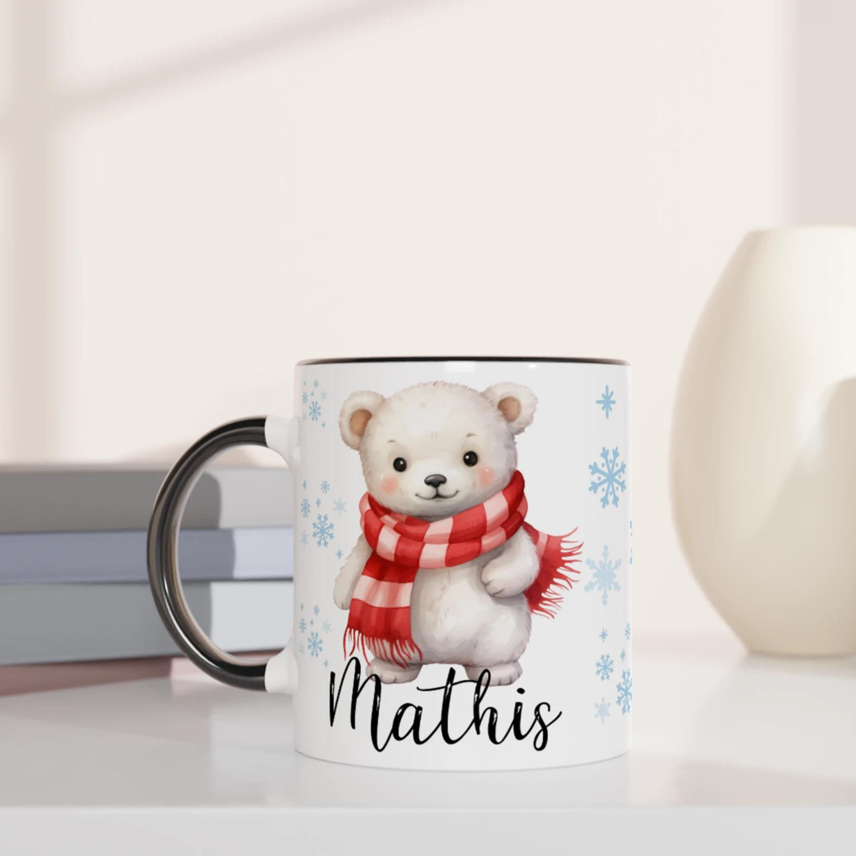 Tasse personnalisée avec un ours polaire et une écharpe rouge, intérieur noir, pour une touche hivernale élégante.