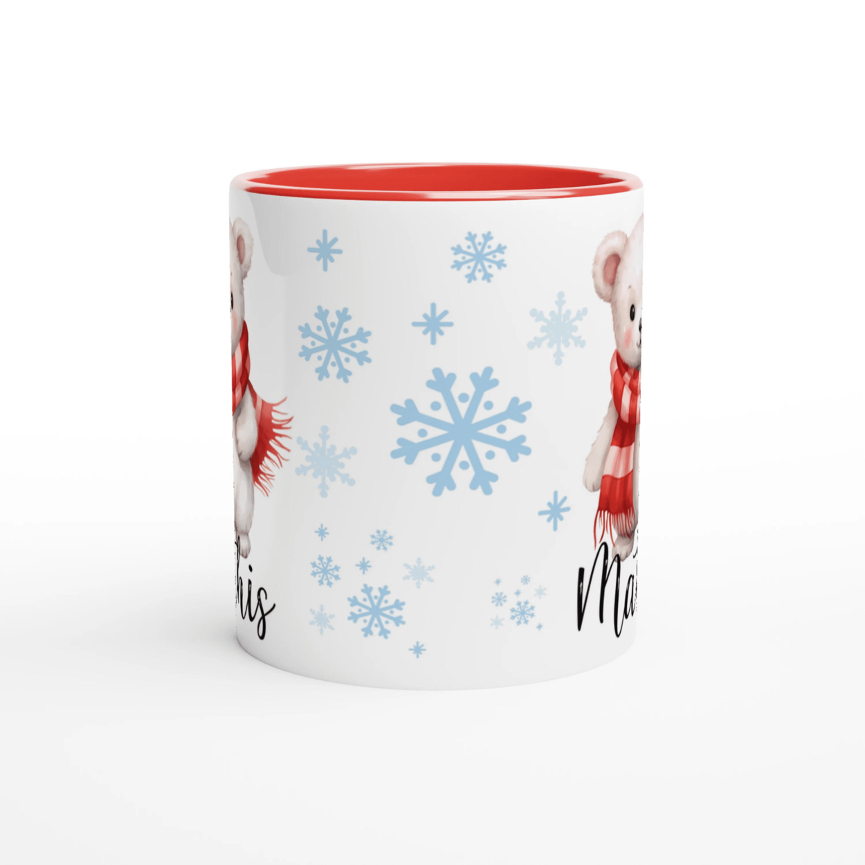 Mug personnalisé de Noël avec un ours polaire emmitouflé dans son écharpe, intérieur rouge, idéal pour une ambiance festive.