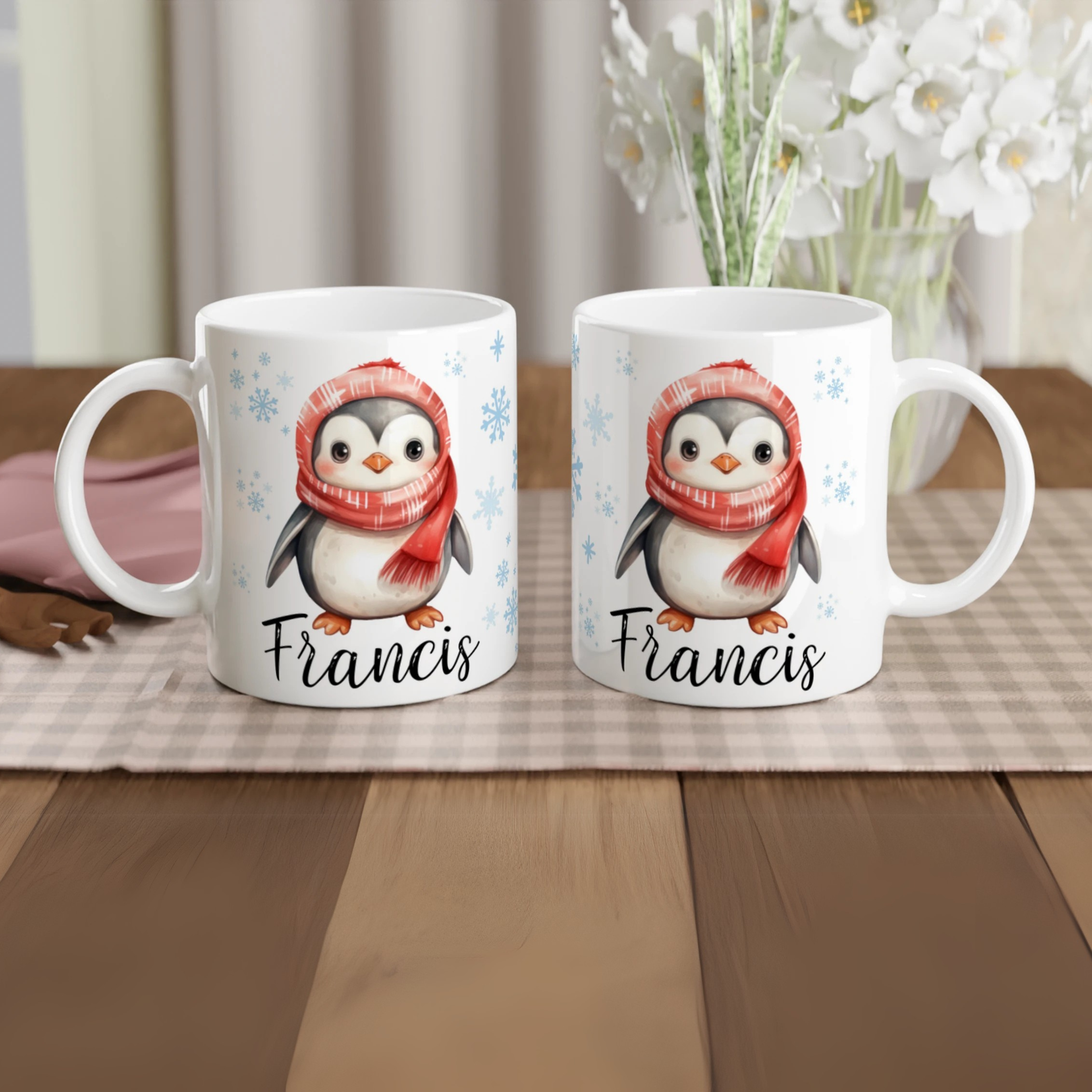 Mug personnalisé avec un adorable pingouin portant une écharpe rouge, décoré de flocons de neige, parfait pour un cadeau de Noël unique.