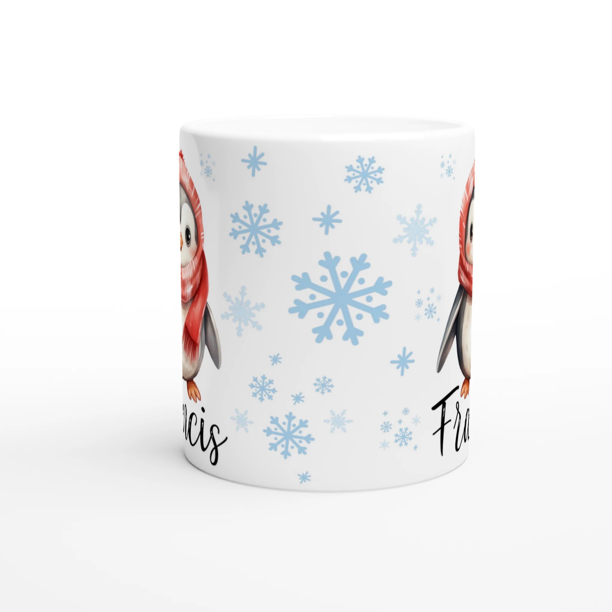 Mug personnalisé avec un adorable pingouin portant une écharpe rouge, décoré de flocons de neige, parfait pour un cadeau de Noël unique.