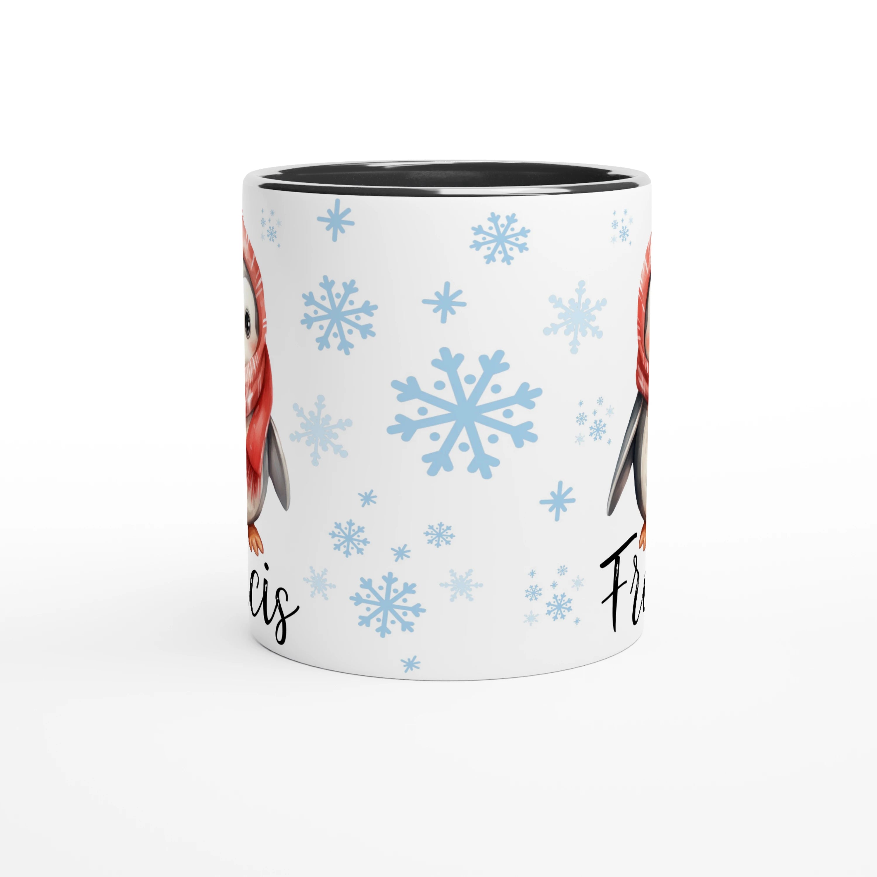 Tasse personnalisée avec un pingouin emmitouflé et des flocons de neige, intérieur noir, pour une touche élégante et hivernale.