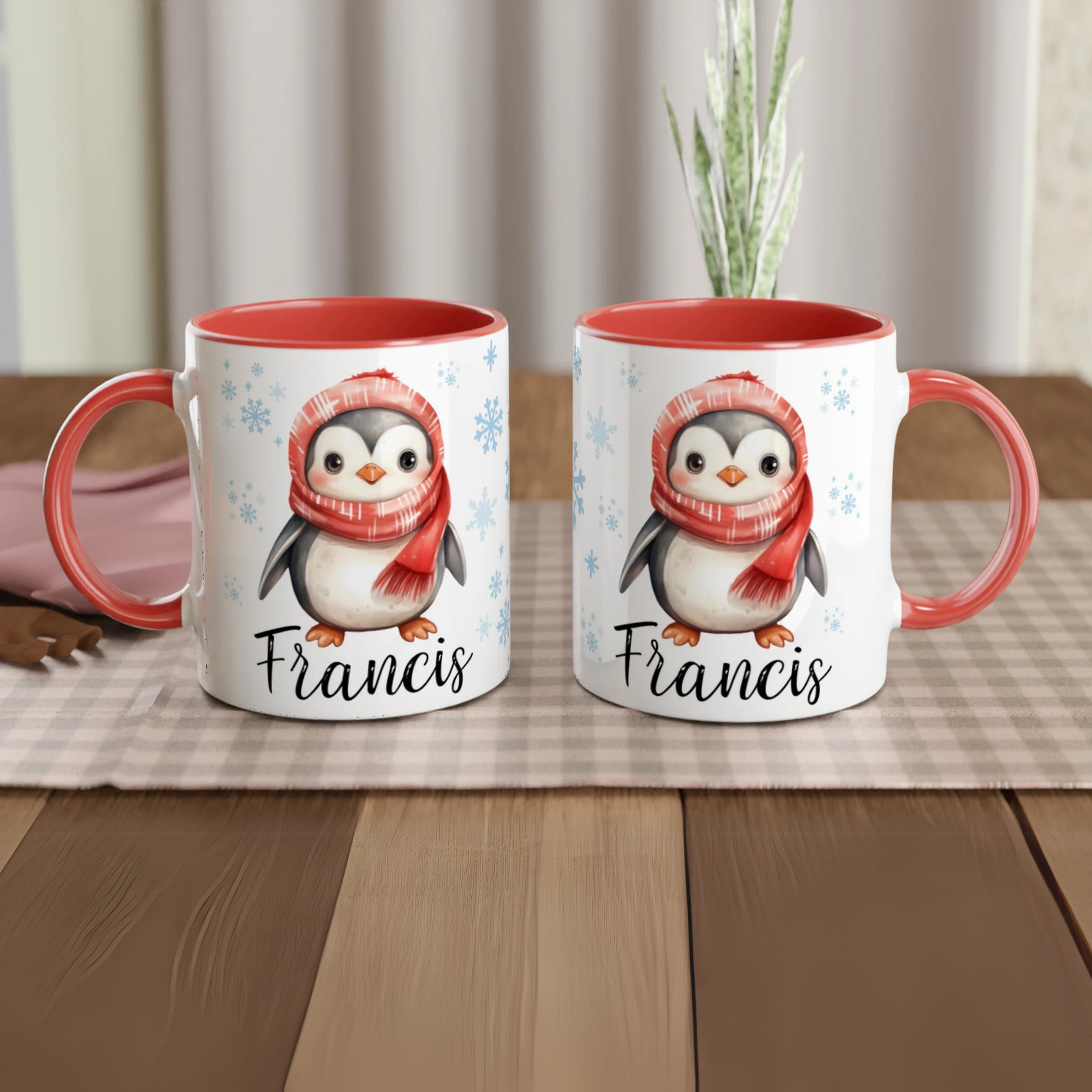 Mug personnalisé de Noël avec un mignon pingouin en écharpe rouge, intérieur rouge, idéal pour une ambiance festive et chaleureuse.
