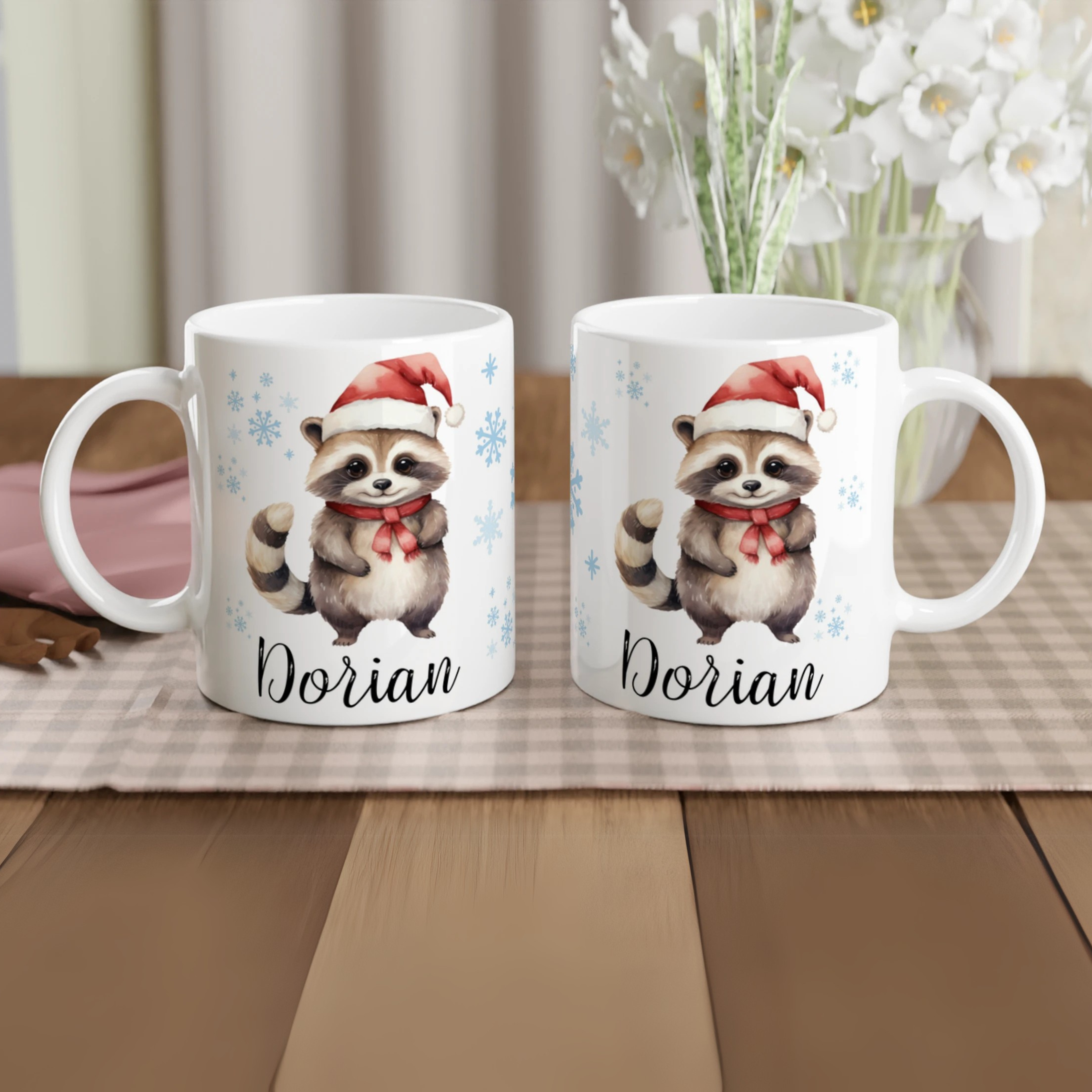 Mug personnalisé avec un adorable raton laveur coiffé d’un bonnet de Noël, décoré de flocons de neige, parfait pour un cadeau festif.