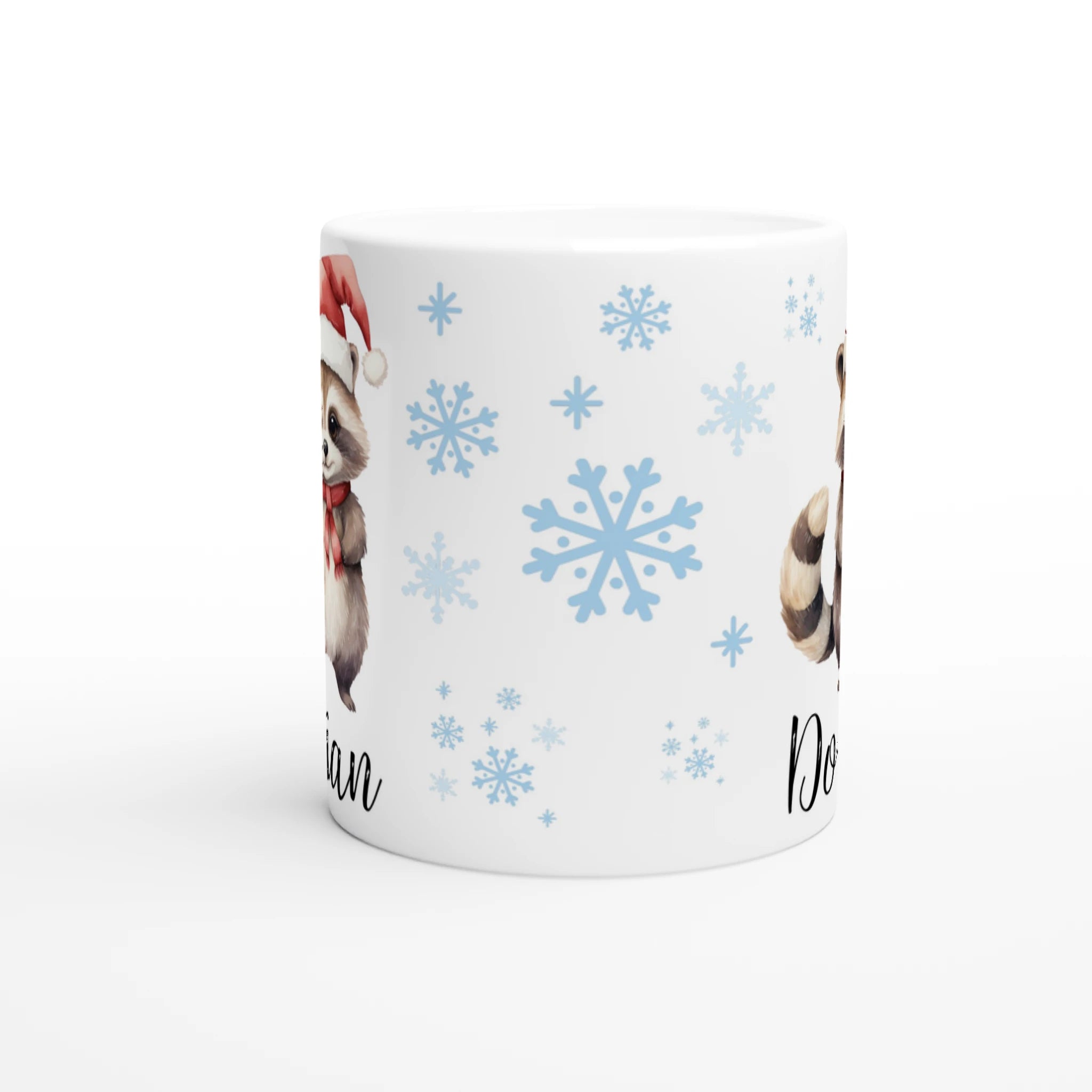 Mug personnalisé avec un adorable raton laveur coiffé d’un bonnet de Noël, décoré de flocons de neige, parfait pour un cadeau festif.
