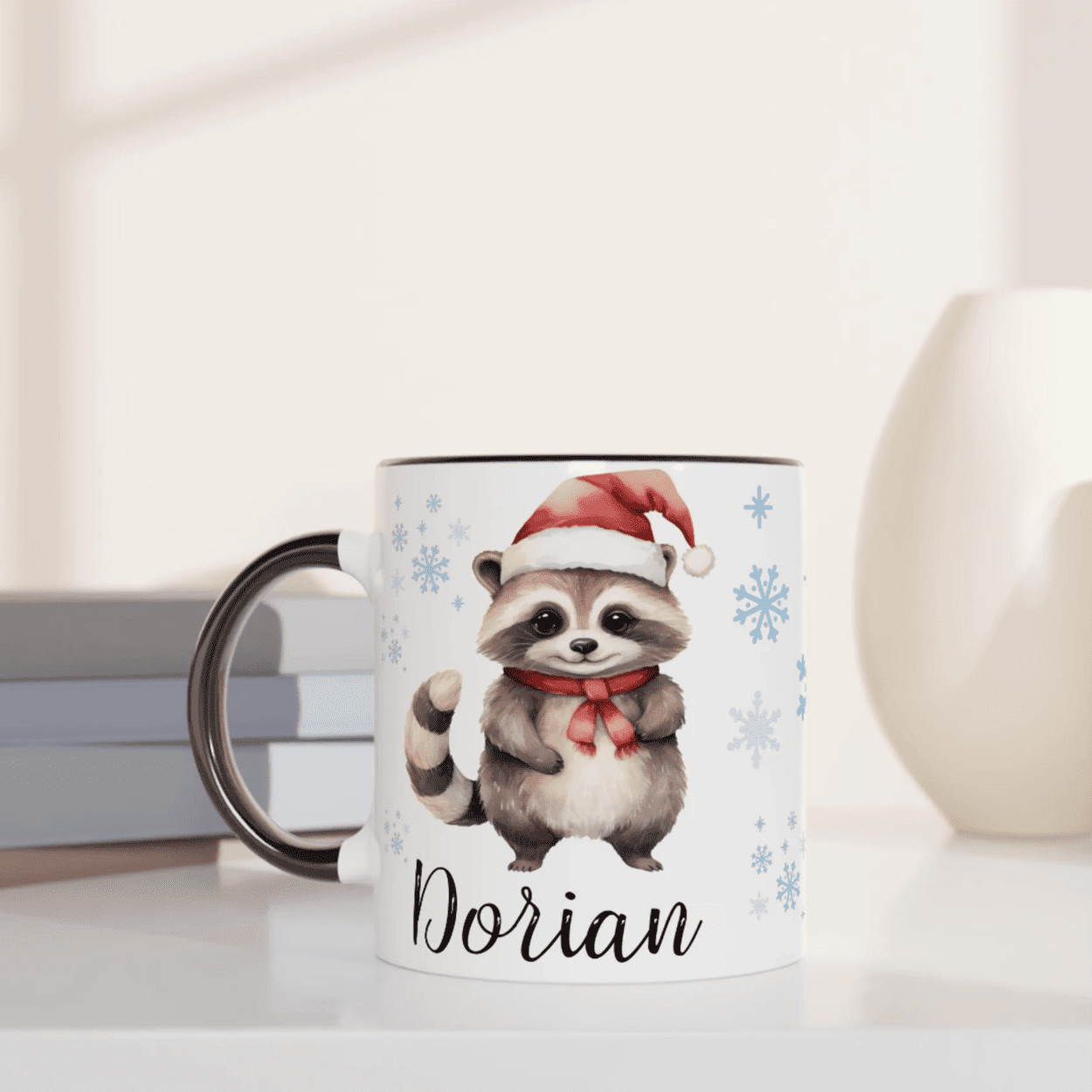 Tasse personnalisée avec un raton laveur en bonnet de Noël, intérieur noir, idéale pour une ambiance hivernale élégante.