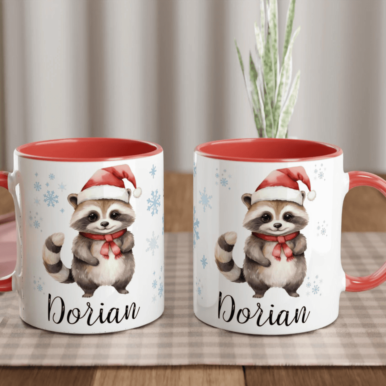 Mug personnalisé de Noël avec un mignon raton laveur et des flocons de neige, intérieur rouge, pour une touche festive et chaleureuse.