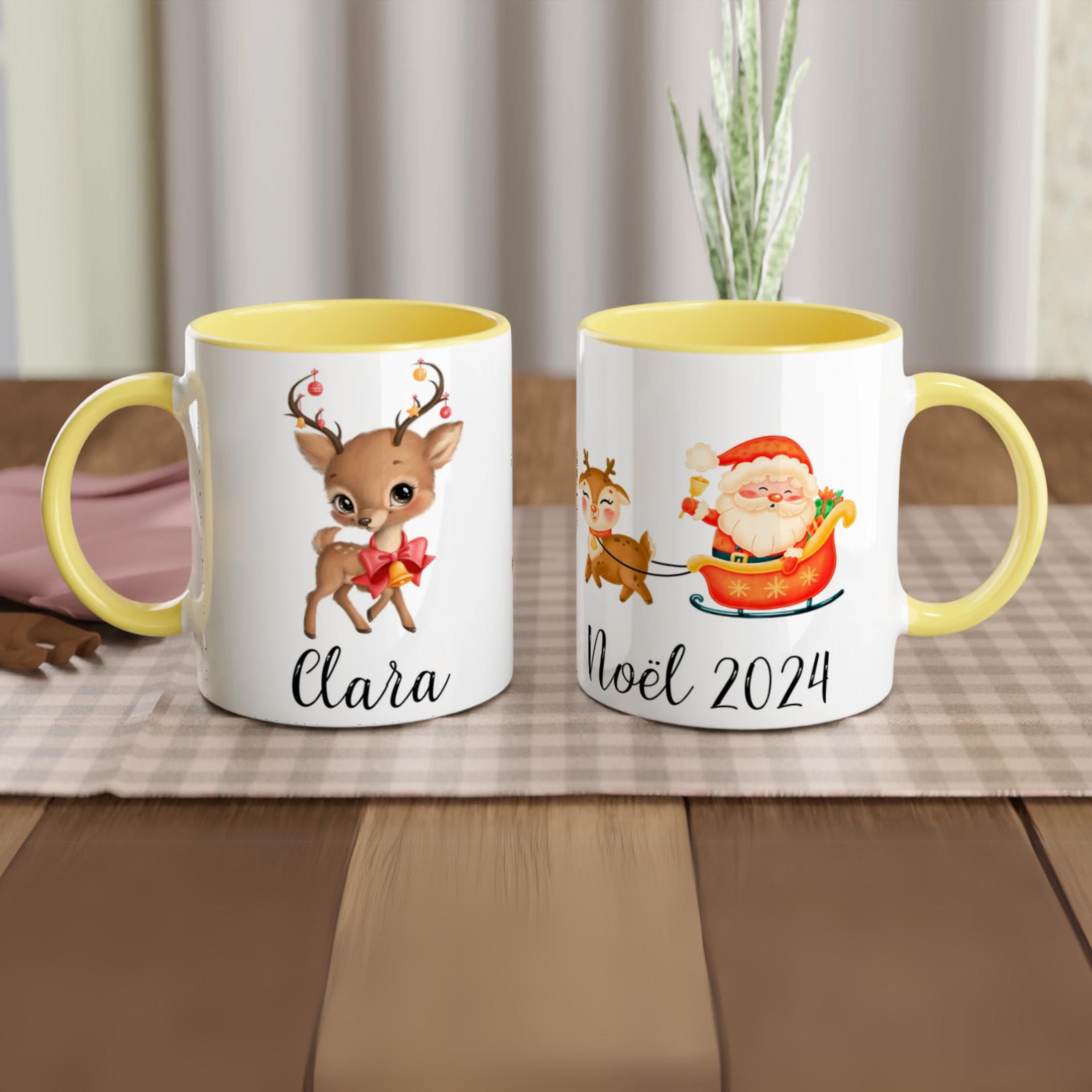 Tasse de Noël personnalisée avec un renne et le Père Noël, intérieur jaune, une touche chaleureuse et lumineuse pour les fêtes.
