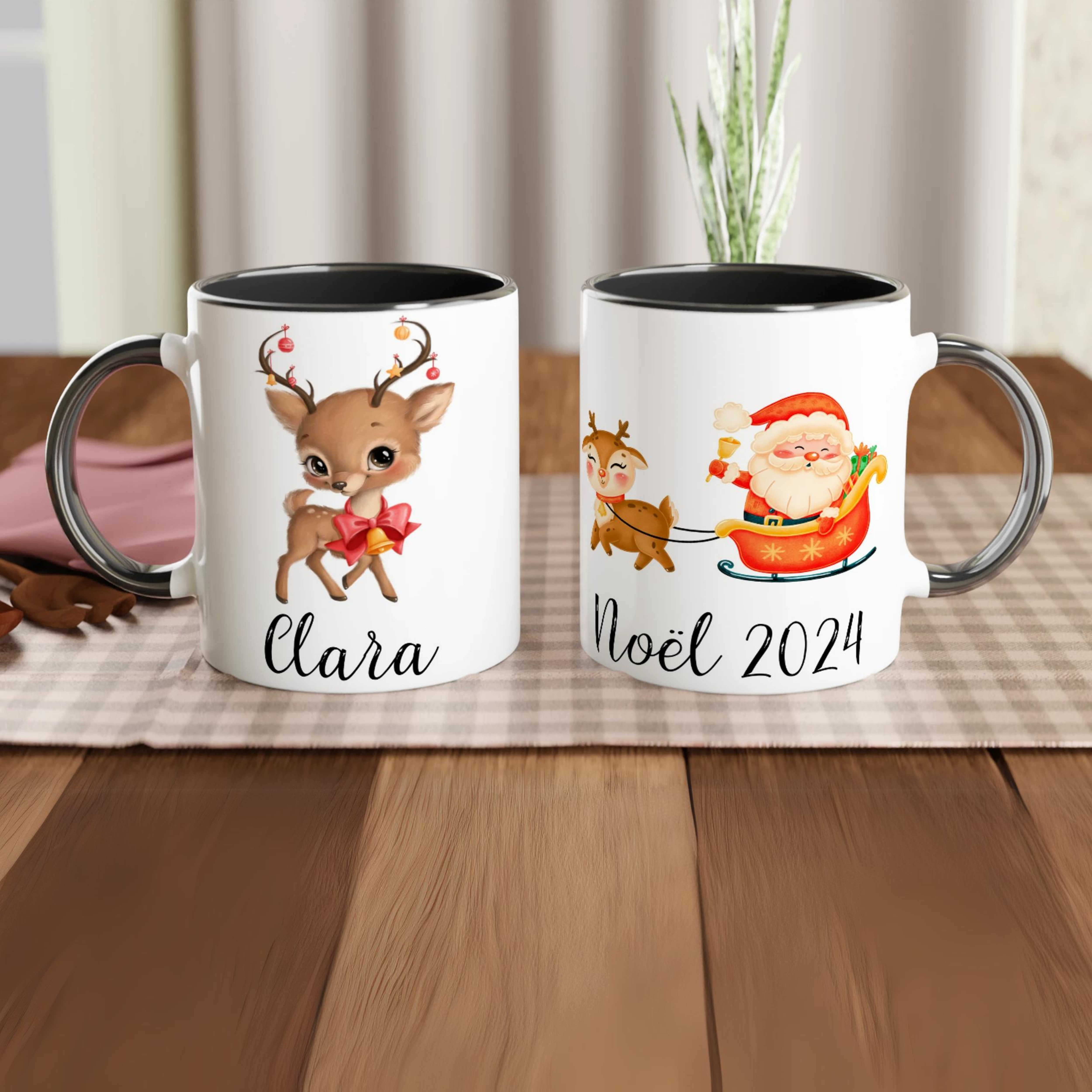 Mug personnalisé pour Noël avec un renne et le Père Noël, intérieur noir, un contraste élégant et original pour les fêtes.