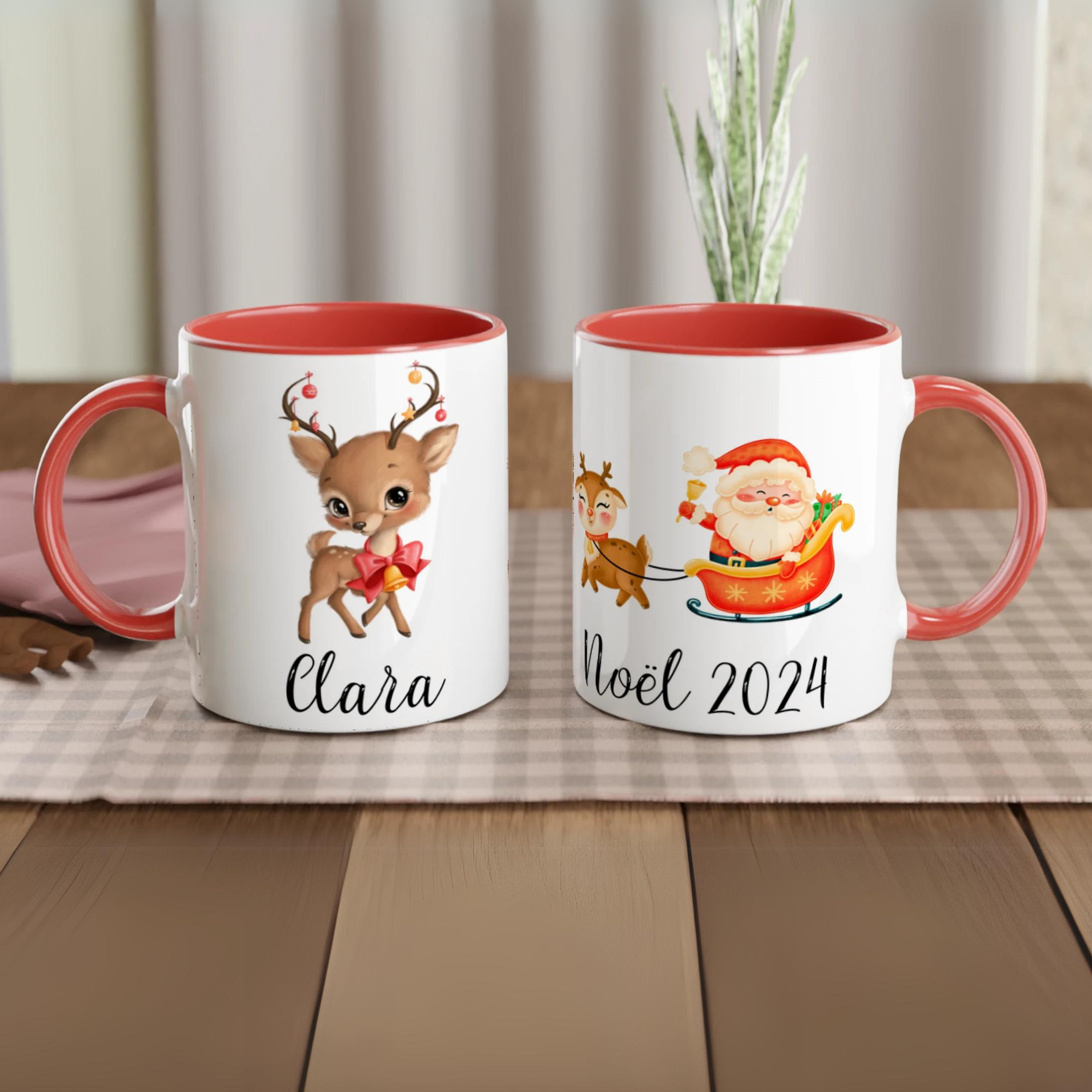 Mug personnalisé spécial Noël avec un petit renne et le Père Noël, intérieur rouge, idéal pour une ambiance festive et joyeuse.
