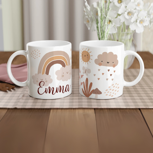 Mug personnalisé tout blanc avec nuage souriant et arc-en-ciel bohème, idéal pour un cadeau tendre et apaisant.