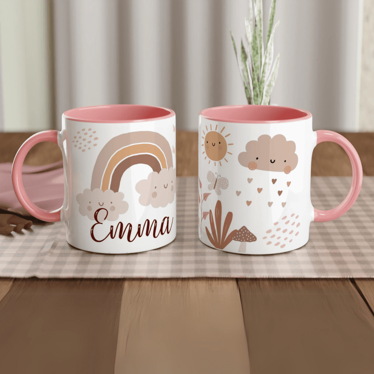 Tasse personnalisée avec arc-en-ciel doux et nuages souriants, intérieur rose, idéale pour un cadeau poétique et chaleureux.