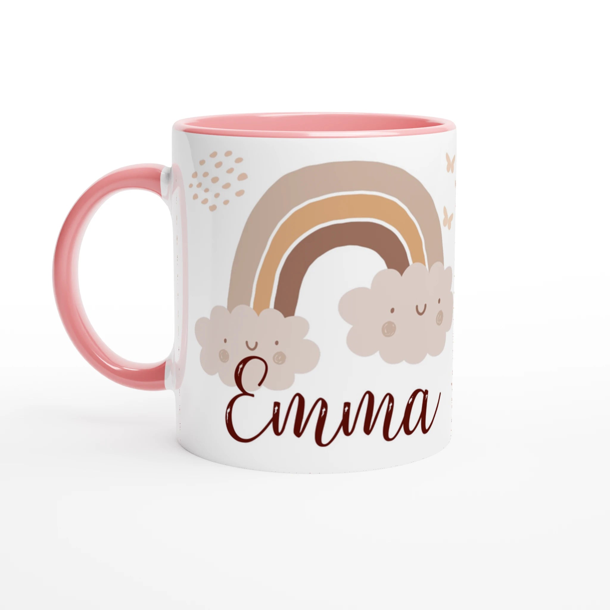 Tasse personnalisée avec arc-en-ciel doux et nuages souriants, intérieur rose, idéale pour un cadeau poétique et chaleureux.