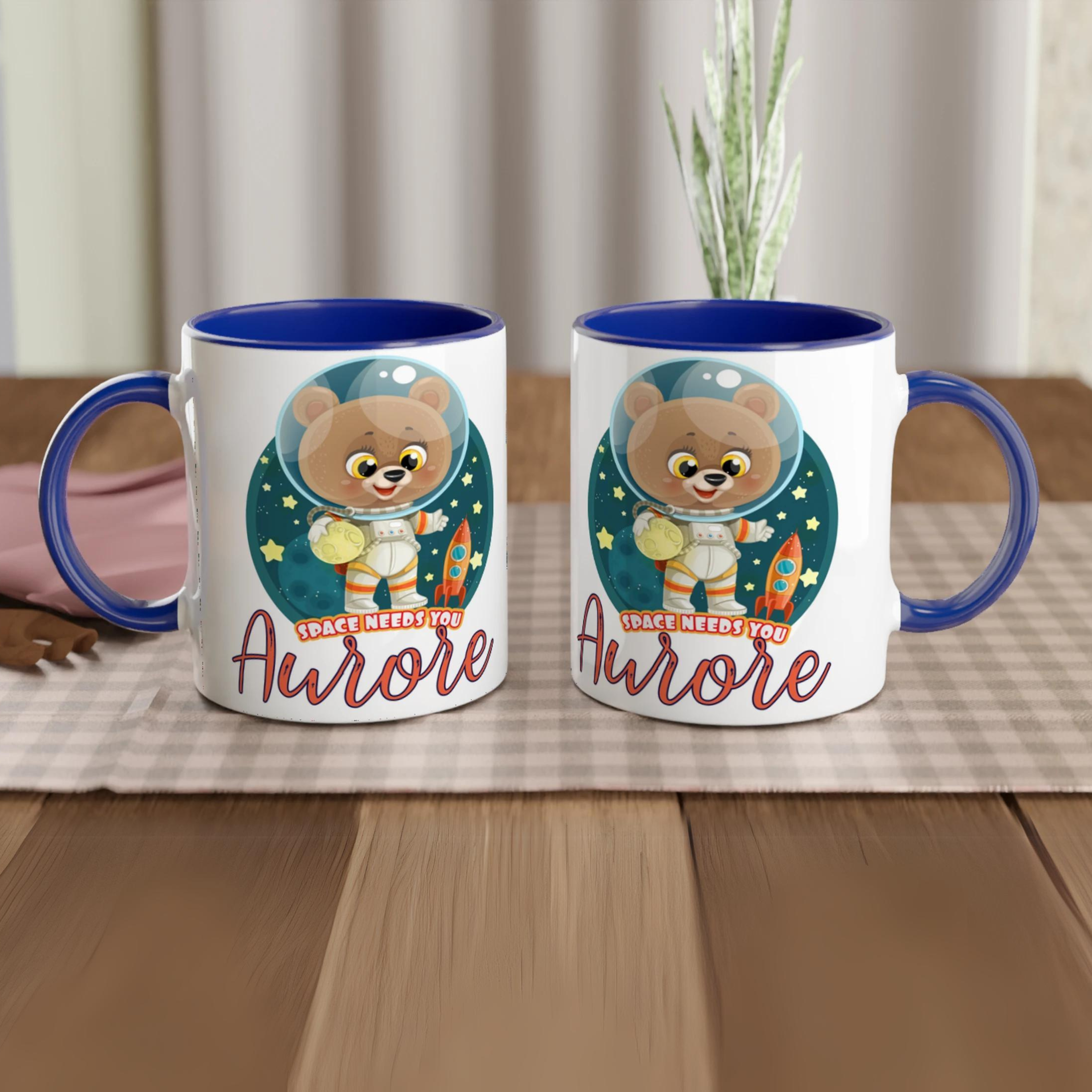 Mug personnalisé avec ourson et fond étoilé, intérieur bleu, idéal pour un petit passionné du cosmos.