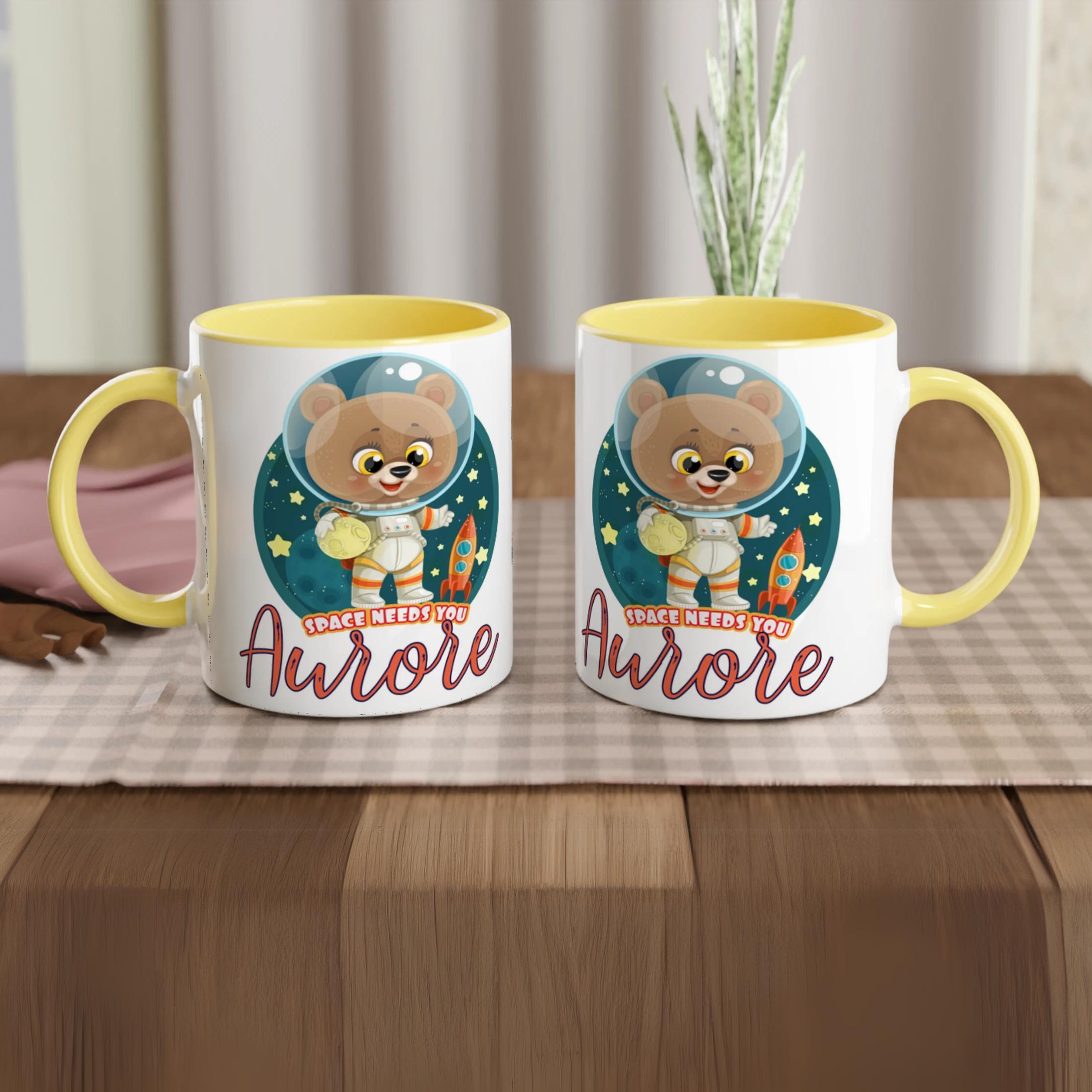 Mug personnalisé avec petit ourson cosmonaute et fusée, intérieur jaune, idéal pour un cadeau joyeux et inspirant.