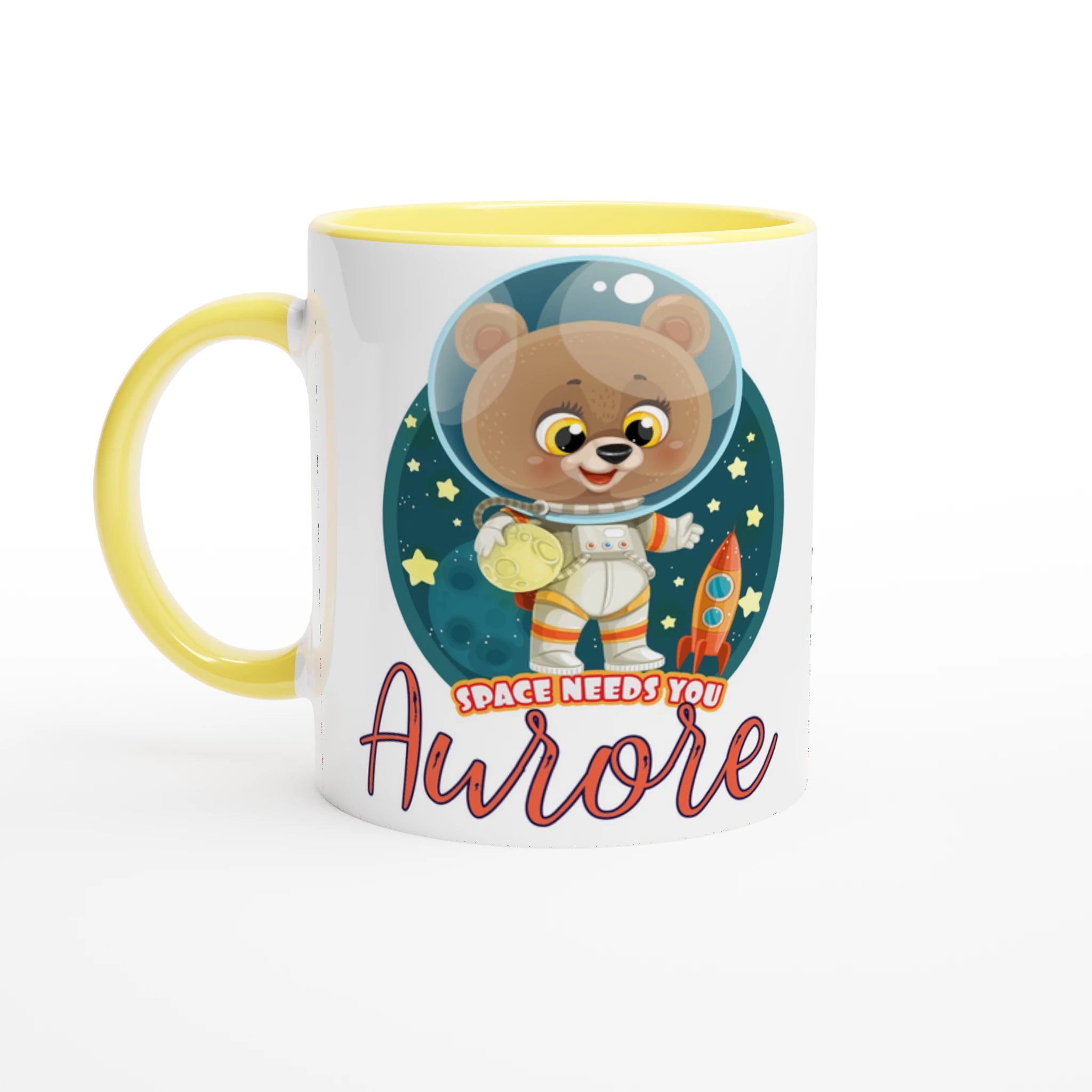Mug personnalisé avec petit ourson cosmonaute et fusée, intérieur jaune, idéal pour un cadeau joyeux et inspirant.