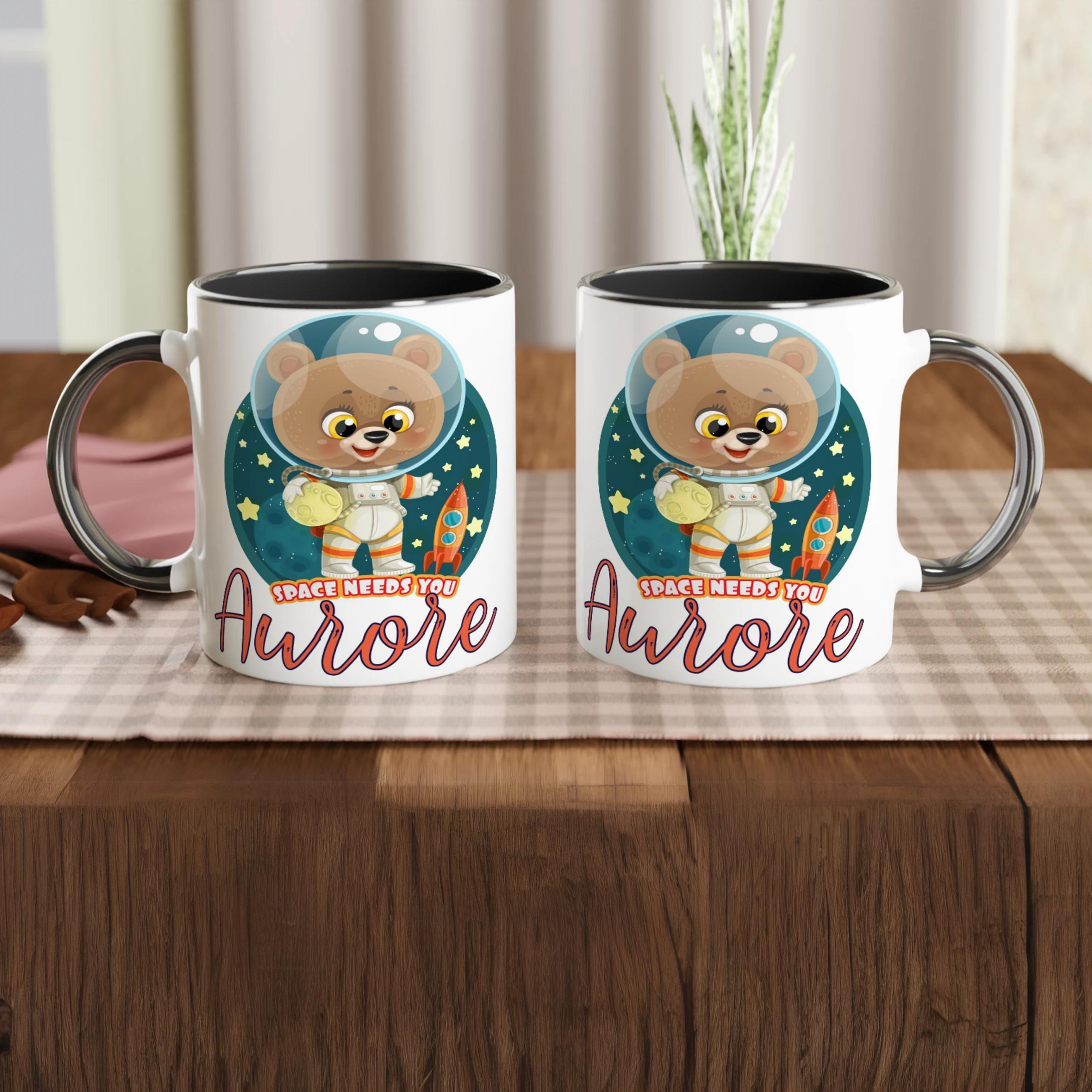 Mug personnalisé avec ourson et planète illuminée, intérieur noir, pour une touche élégante et mystérieuse.
