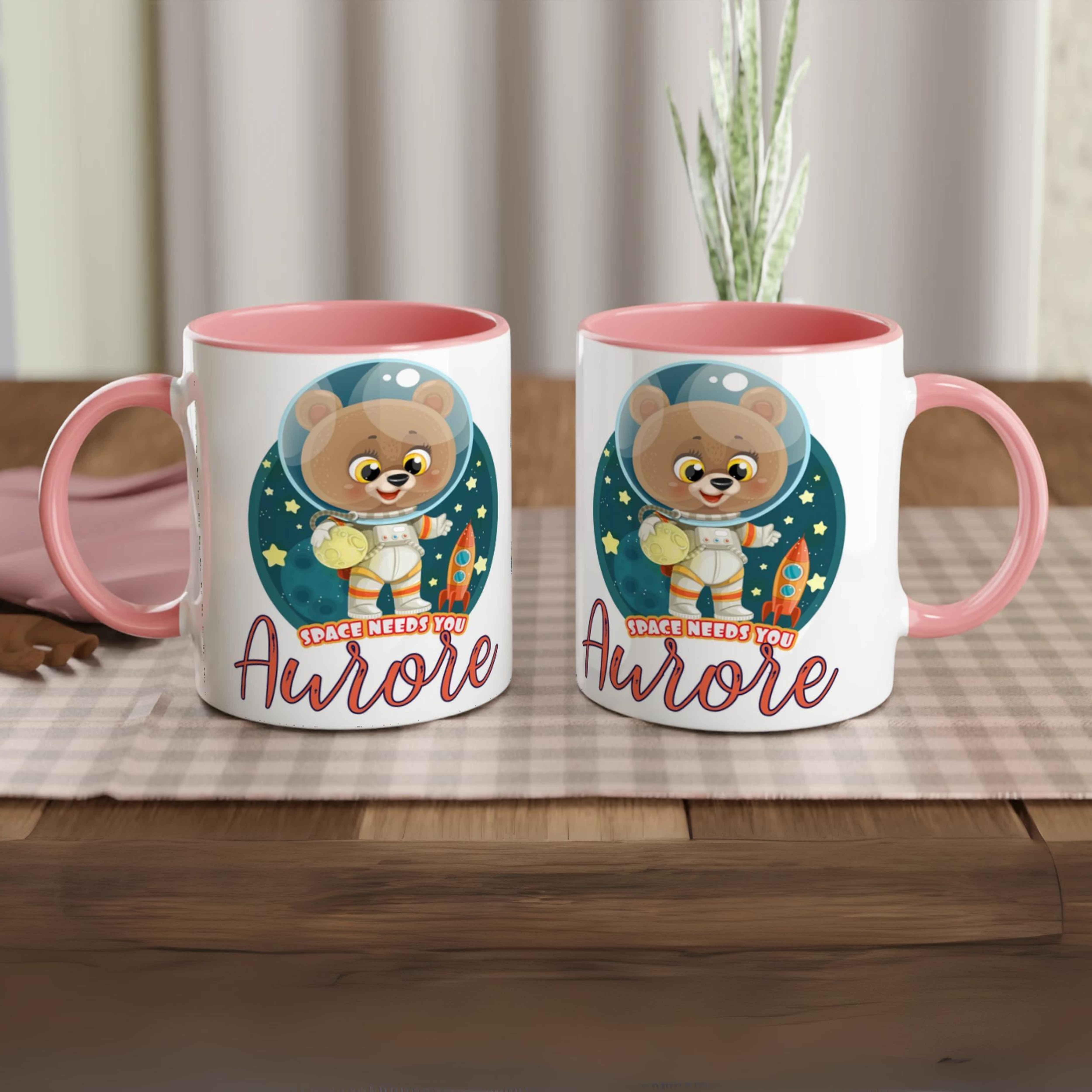 Tasse personnalisée avec ourson explorateur de l’espace et étoiles, intérieur rose, parfaite pour un cadeau féerique.