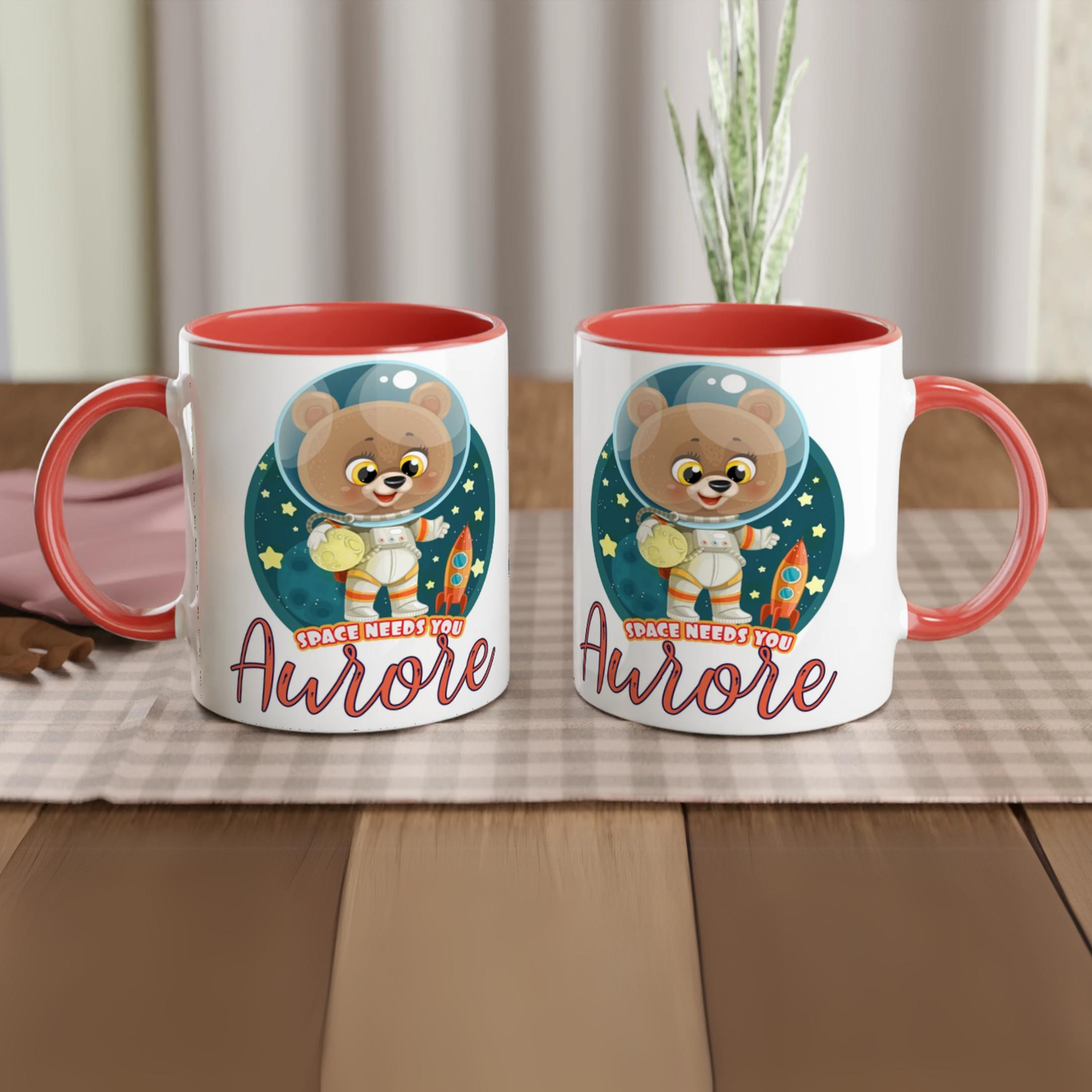 Mug personnalisé avec ourson astronaute et planète dorée, intérieur rouge, parfait pour un cadeau dynamique et unique.