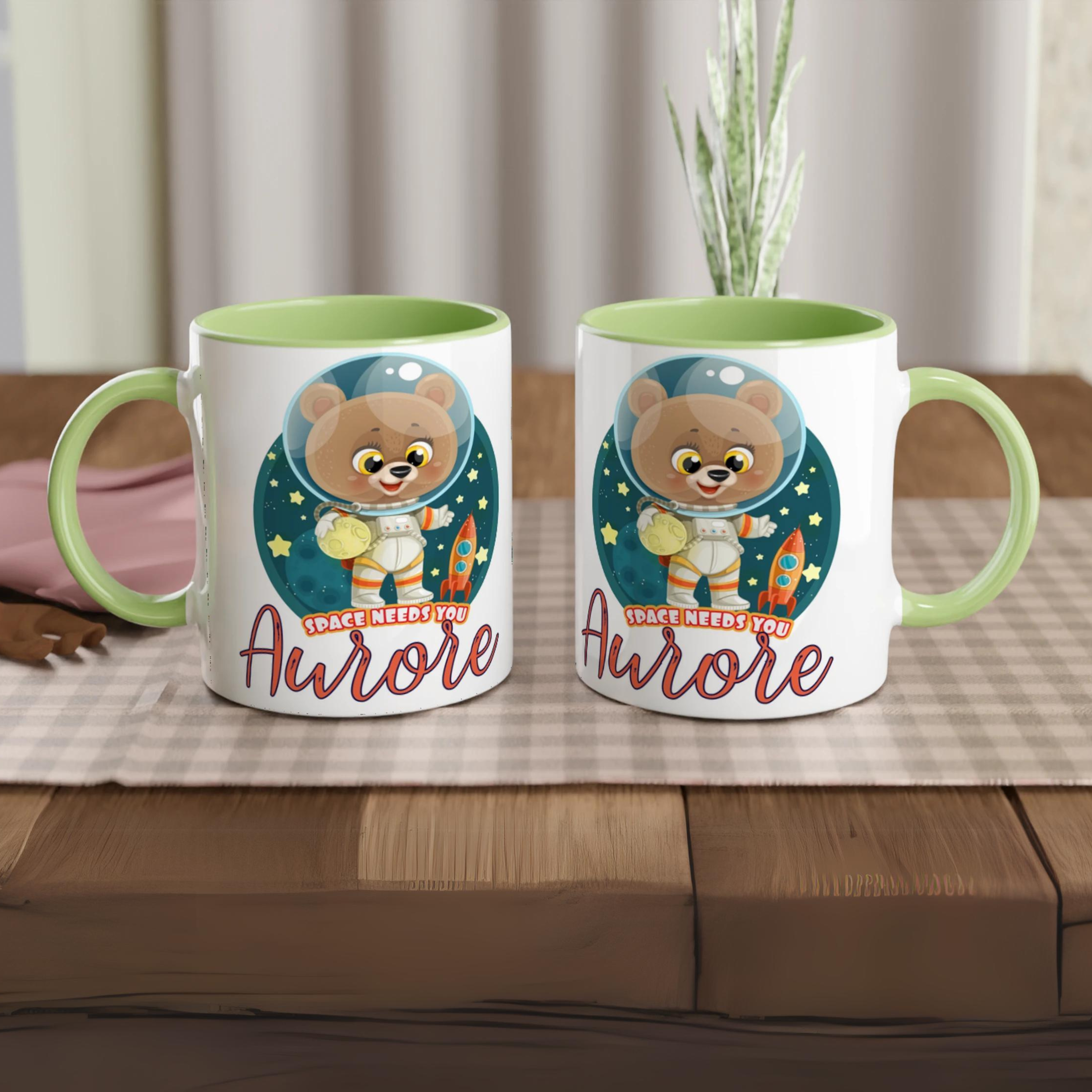 Tasse personnalisée avec ourson et fusée spatiale, intérieur vert, un cadeau original et apaisant.