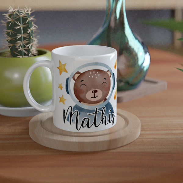 Mug personnalisé tout blanc avec ourson et renard astronautes, parfait pour un cadeau enfant original et ludique.