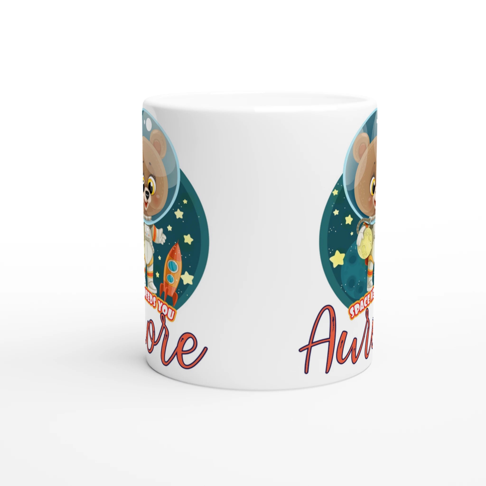 Mug personnalisé tout blanc avec ourson astronaute tenant une planète, parfait pour un cadeau enfant original et ludique.