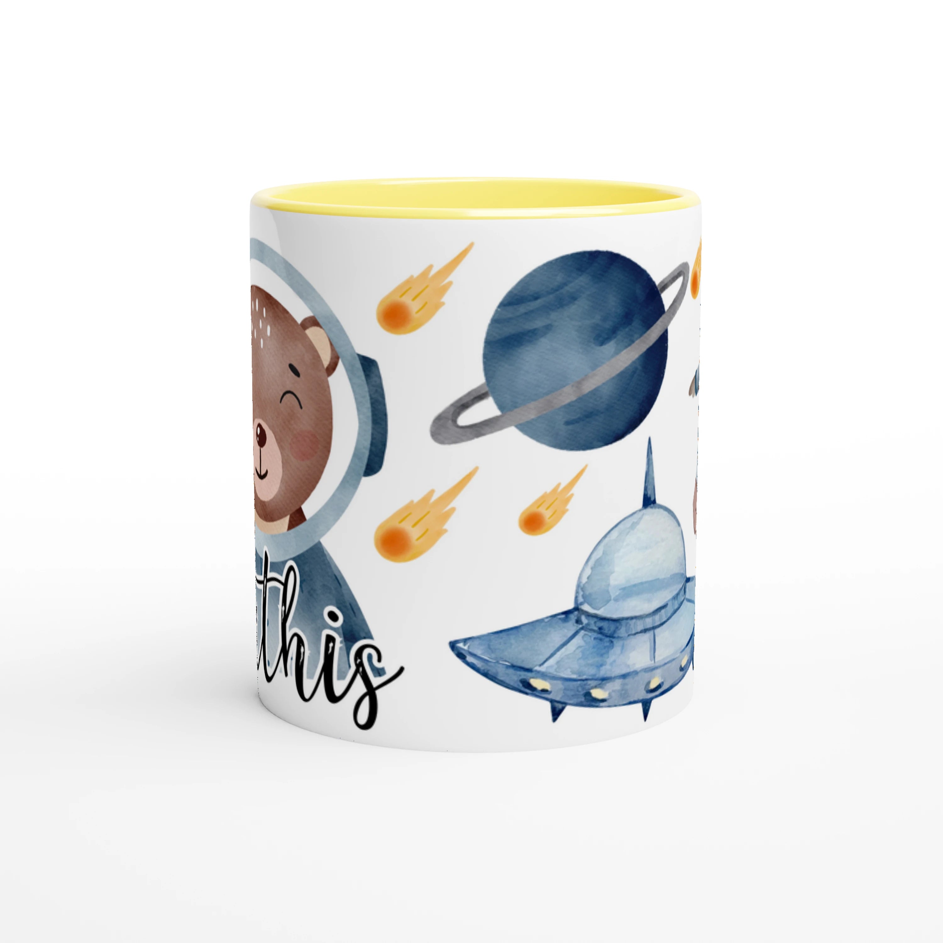 Mug personnalisé avec ourson cosmonaute et étoiles, intérieur jaune, idéal pour un cadeau joyeux et inspirant.