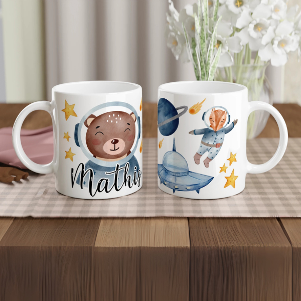 Mug personnalisé tout blanc avec ourson et renard astronautes, parfait pour un cadeau enfant original et ludique.