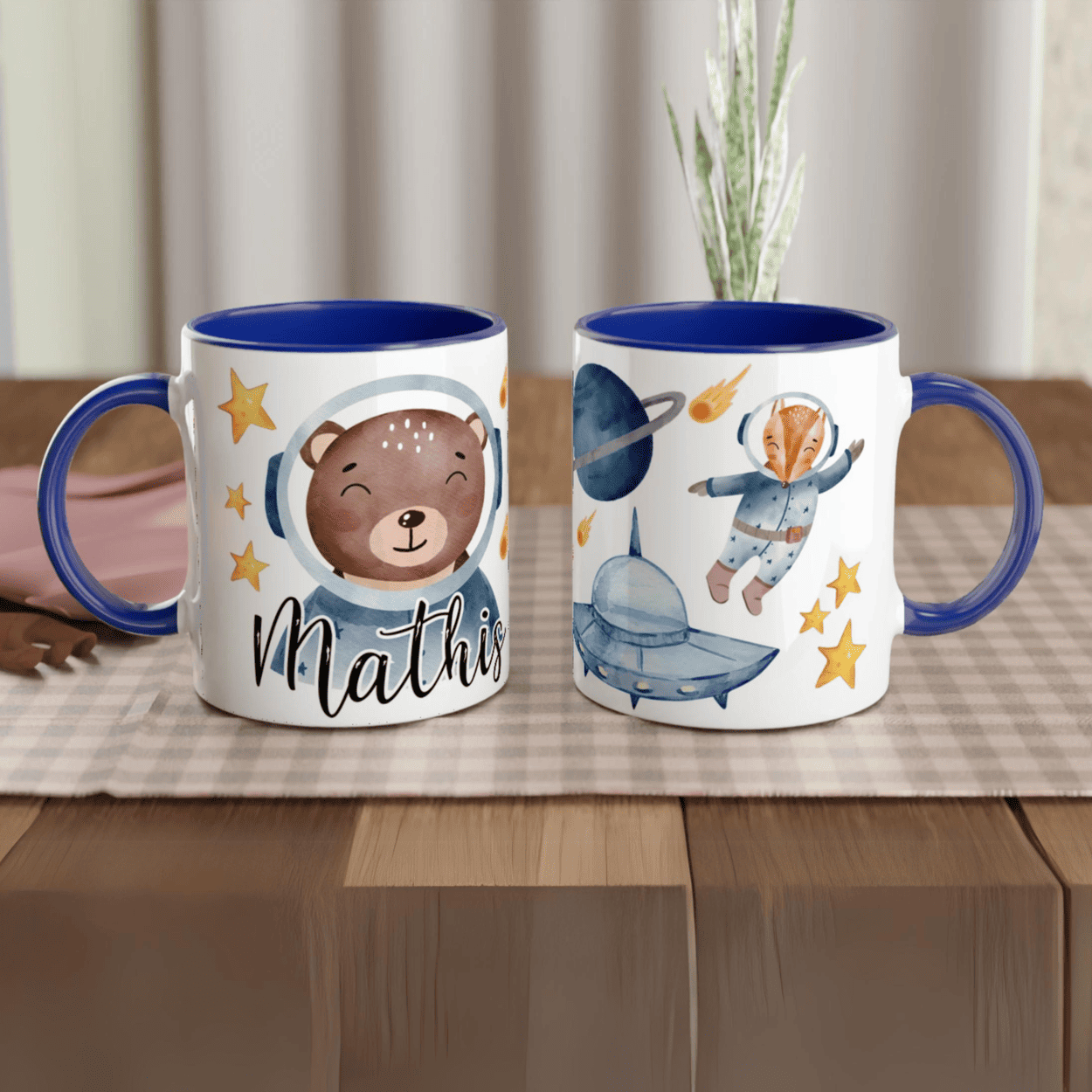 Mug personnalisé avec fusée et petit renard astronaute, intérieur bleu, idéal pour un petit passionné du cosmos.