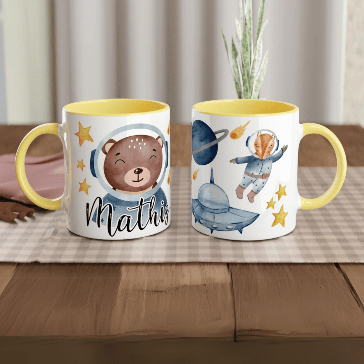 Mug personnalisé avec ourson cosmonaute et étoiles, intérieur jaune, idéal pour un cadeau joyeux et inspirant.