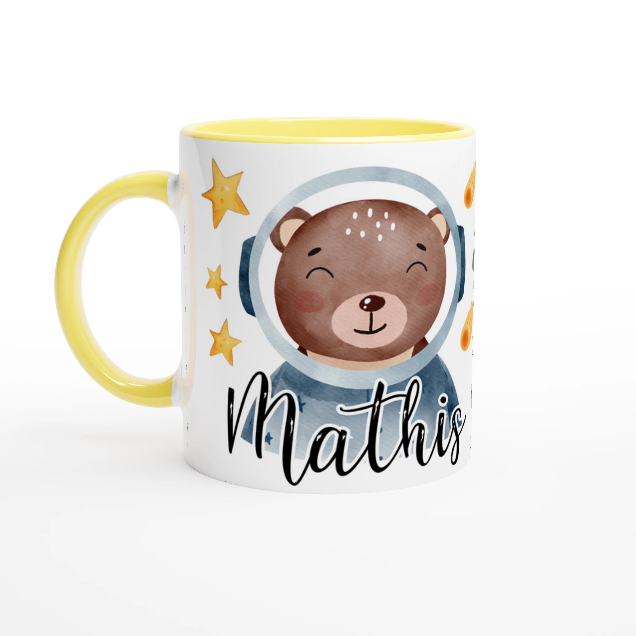 Mug personnalisé avec ourson cosmonaute et étoiles, intérieur jaune, idéal pour un cadeau joyeux et inspirant.