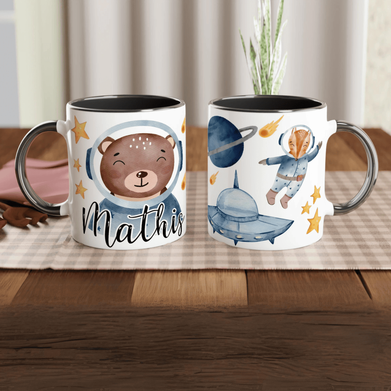 Mug personnalisé avec ourson explorateur de l’espace et planète, intérieur noir, pour une touche élégante et mystérieuse.