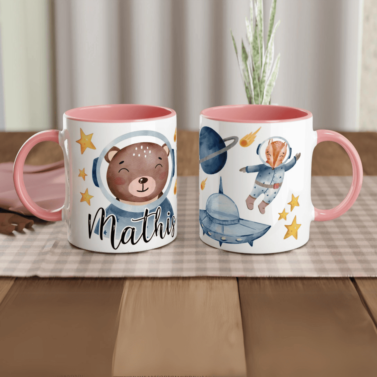 Tasse personnalisée avec petit renard astronaute et soucoupe volante, intérieur rose, parfaite pour un cadeau féerique.