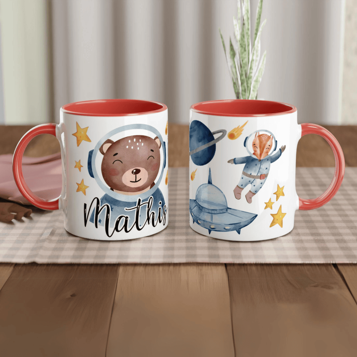 Mug personnalisé avec renard astronaute et étoiles dorées, intérieur rouge, parfait pour un cadeau dynamique et unique.