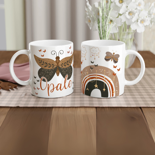 Mug personnalisé tout blanc avec papillon boho et arc-en-ciel en tons naturels, idéal pour un cadeau doux et tendance.