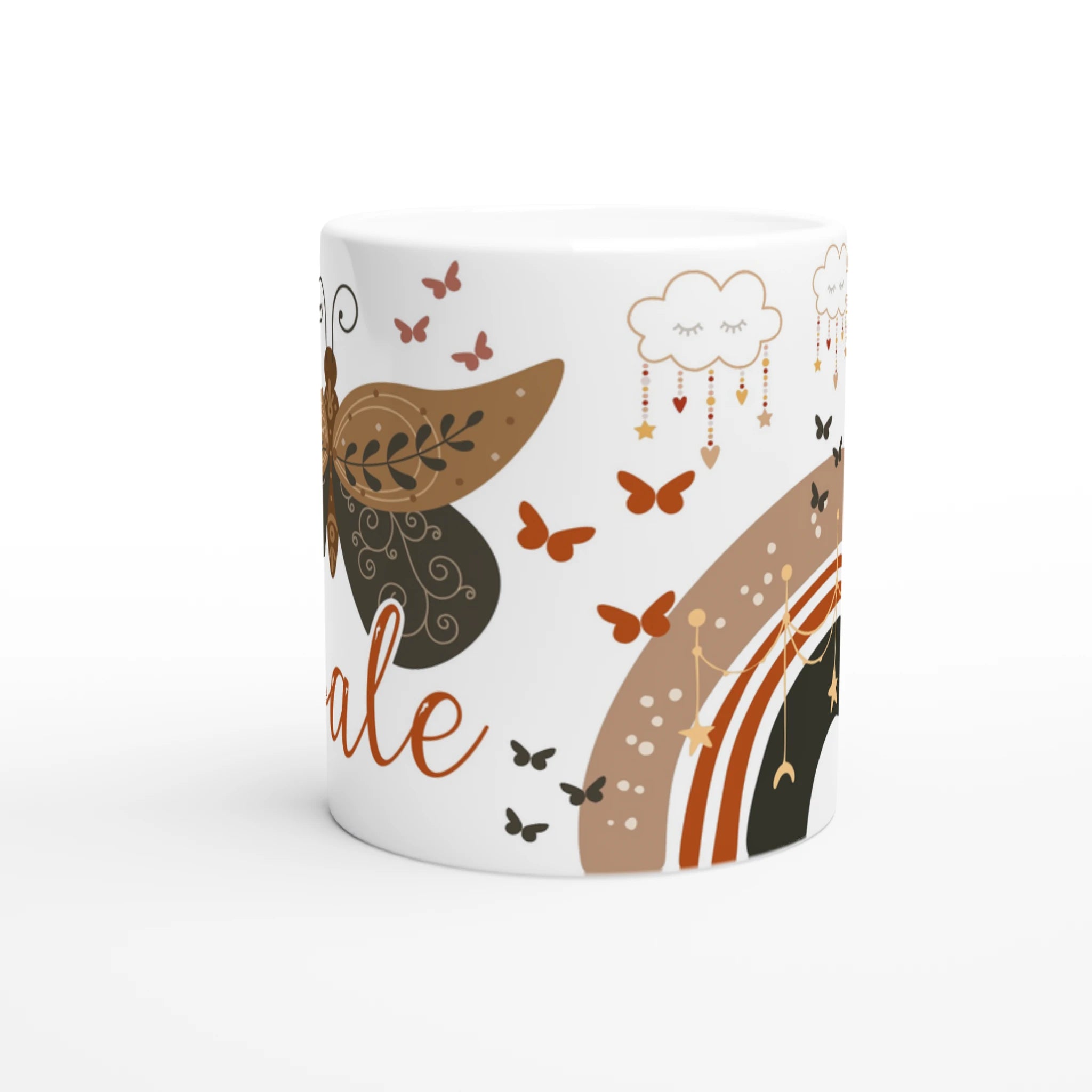 Mug personnalisé tout blanc avec papillon boho et arc-en-ciel en tons naturels, idéal pour un cadeau doux et tendance.