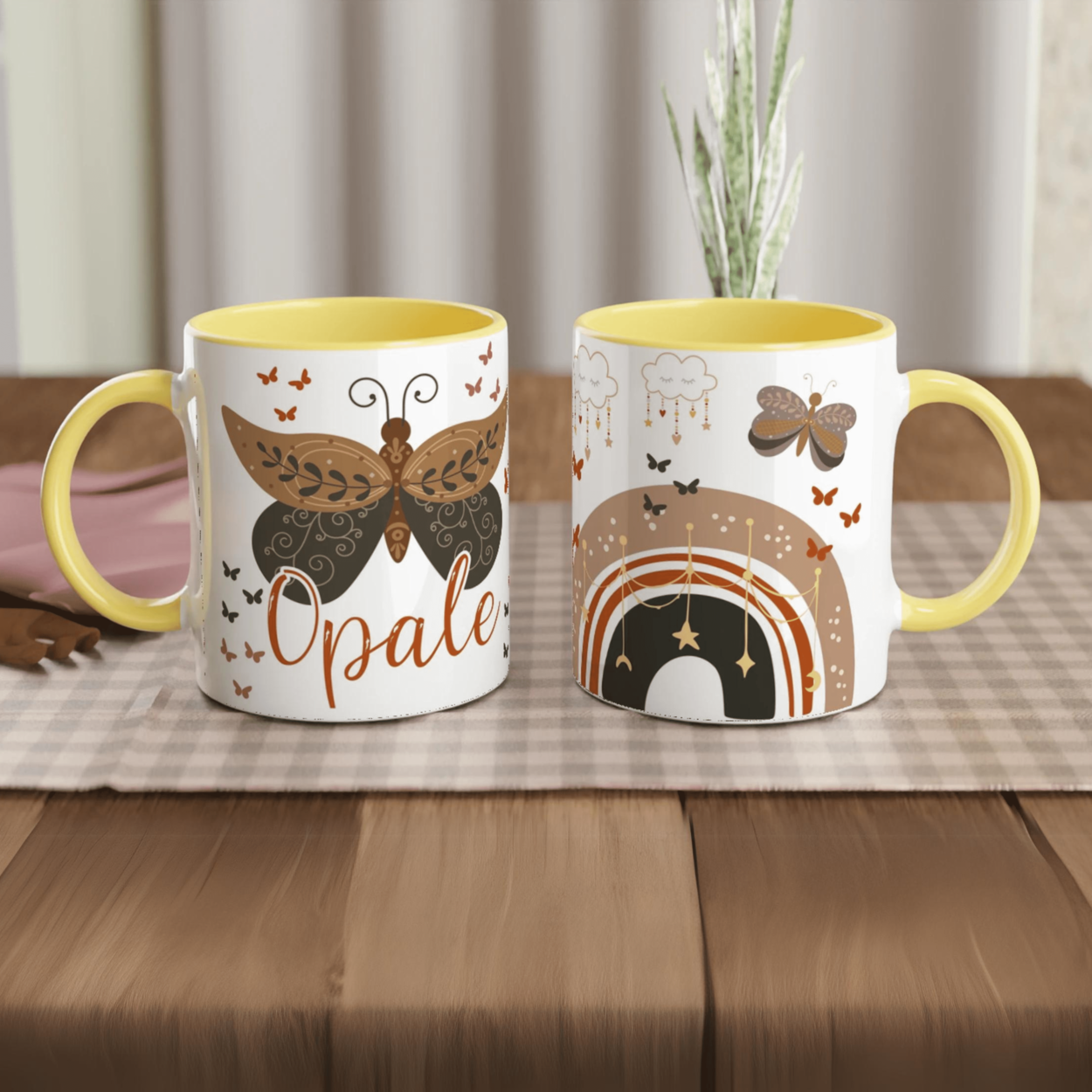 Mug personnalisé avec papillon bohème et étoiles suspendues, intérieur jaune, parfait pour un cadeau lumineux et chaleureux.