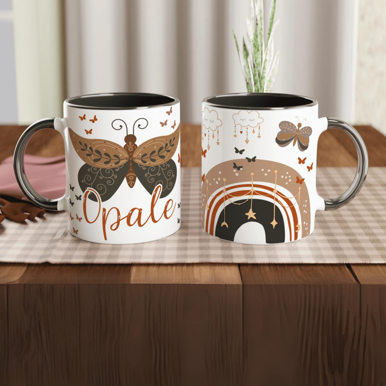 Mug personnalisé avec papillon graphique et détails élégants, intérieur noir, pour une touche chic et bohème.