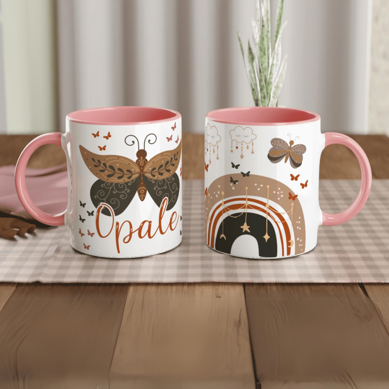 Tasse personnalisée avec illustration papillon et nuages féeriques, intérieur rose, idéale pour un cadeau tendre et apaisant.