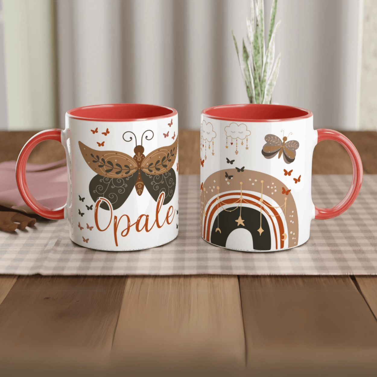 Mug personnalisé avec papillon mystique et décor astral, intérieur rouge, parfait pour un cadeau unique et original.