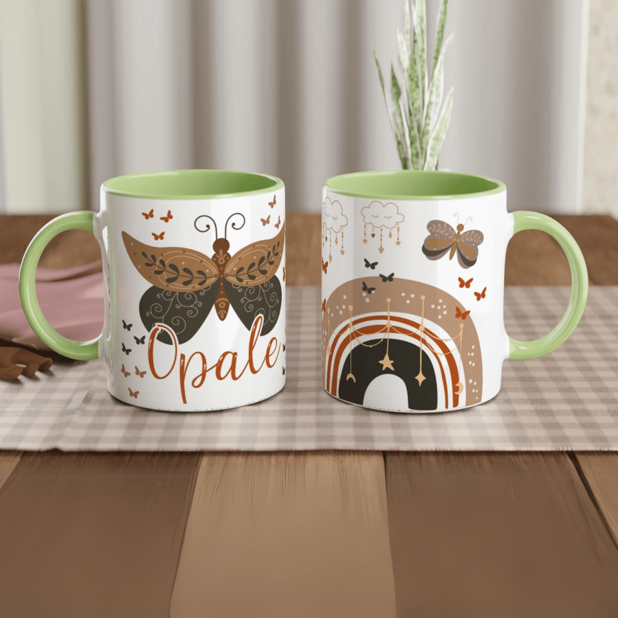 Tasse personnalisée avec papillon et motifs végétaux inspirés de la nature, intérieur vert, un cadeau zen et harmonieux.