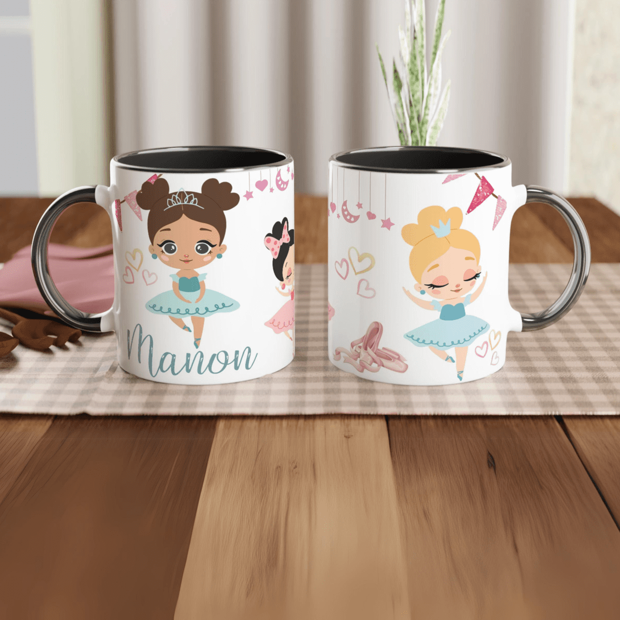 Mug prénom personnalisable avec danseuse en robe bleue, intérieur noir, parfait comme cadeau élégant pour une enfant passionnée de danse.