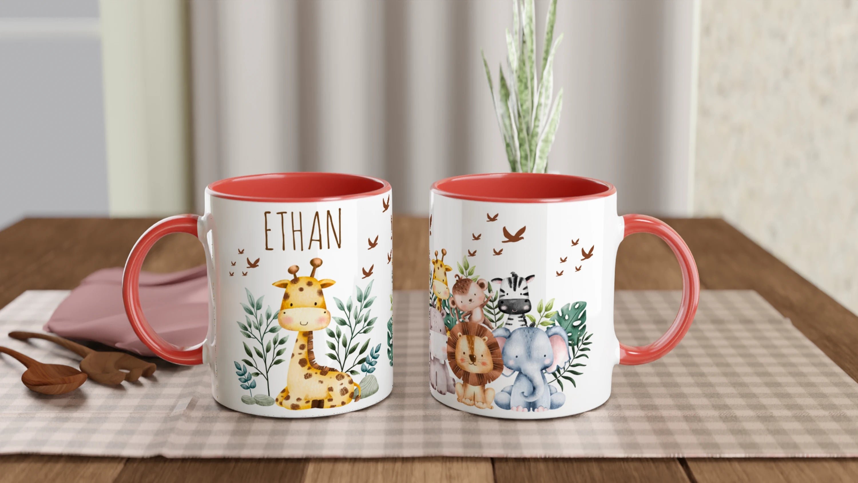 Mug personnalisé avec une joyeuse girafe et ses amis de la jungle, intérieur rouge, idéal pour un cadeau dynamique et coloré.